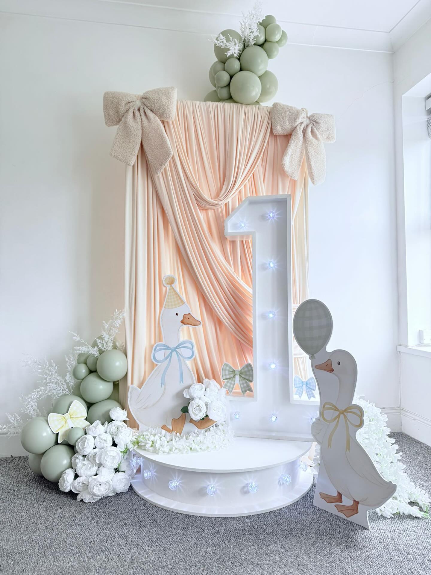 ONE SILLY 🪿
#lightup #organicballoonarch #sillygoose