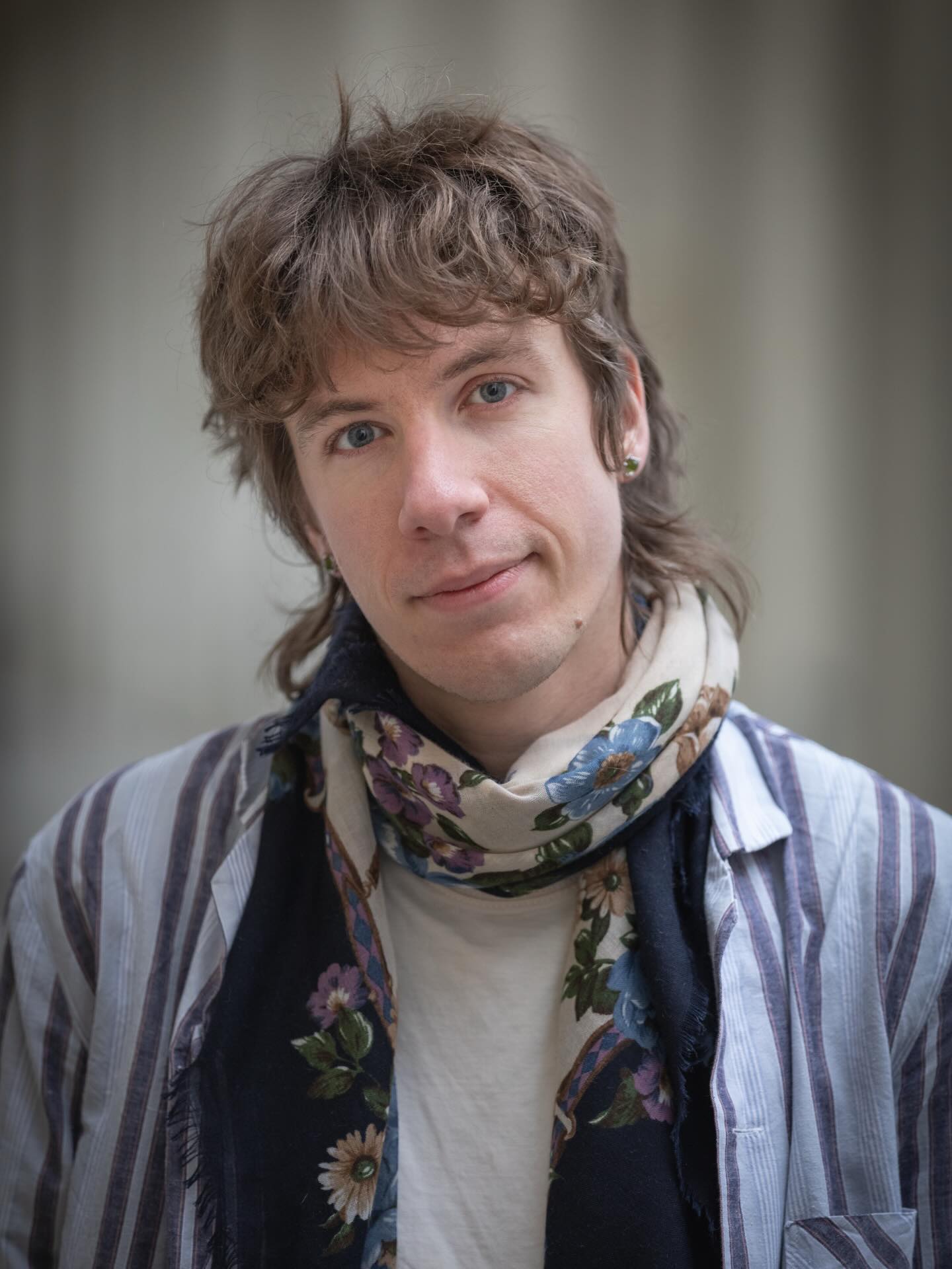 Alles Gute zum Geburtstag an den einzig wahren USUS-Twink @jschaefer_exists! Julian macht Standup sitting down, jeden Tag, rund um die Uhr. Stellt euch euren Lieblings-Comedian vor, aber doppelt so lustig und ohne Drogenproblem und narzisstische Persönlichkeitsstörung. Ob High-Concept-Fantasy, schräges True-Crime oder Deutschrap-Drama, niemand schreibt Dialoge, Figuren und Momente, die so relatable sind wie seine. Und irgendwie schafft er es, gleichzeitig über die Strenge zu schlagen und woke zu bleiben. Warum Julian so konsequent out-of-the-box denkt? Seid ihr dem mal begegnet? Der ist riesig, der passt gar nicht rein in die Box!
Portrait @fotoromia