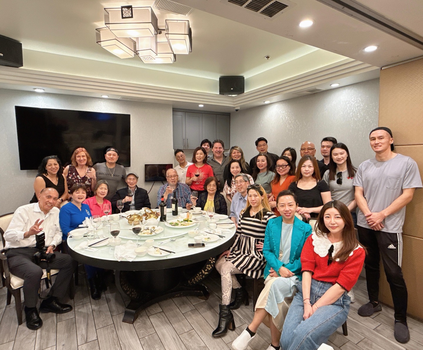 CREAA Appreciation Dinner 2025 ❤️
We are grateful to gather and celebrate our 2025 Leadership Team, whose dedication, time, and commitment have made a meaningful impact on our community this past year.
It was especially wonderful to see both new and familiar faces come together — a true reflection of the strength and unity of the CREAA community ✨
Congratulations to Annie Dare, recipient of the Distinguished Volunteer of the Year Award 🏆
Her consistent support and willingness to step in whenever needed truly embody the spirit of service.
We would also like to congratulate our External VP Cora Yu and BOD Hellen Tang for winning the Conair Garment Steamer prizes 🎉
Thank you to everyone who joined us for this special evening. We look forward to continuing to grow together.
#CREAA #AppreciationDinner #Leadership #Community #Gratitude
⸻
CREAA 2025 感謝晚宴 ❤️
我們很榮幸能齊聚一堂,慶祝並感謝 2025 年領導團隊在過去一年中的付出與貢獻。大家的努力與投入,為我們的社群帶來了深遠的影響。
當晚能夠看到新舊朋友相聚一堂,正是 CREAA 團結與凝聚力的最佳體現 ✨
恭喜 Annie Dare 榮獲「年度傑出義工獎」🏆
她始終在需要時挺身而出,用實際行動詮釋了服務精神。
同時恭喜我們的 External VP Cora Yu 及 BOD Hellen Tang 抽中 Conair 蒸氣掛燙機 🎉
感謝所有出席的朋友,期待未來繼續攜手成長。
CREAA 感謝晚宴 領導團隊 社群 感恩