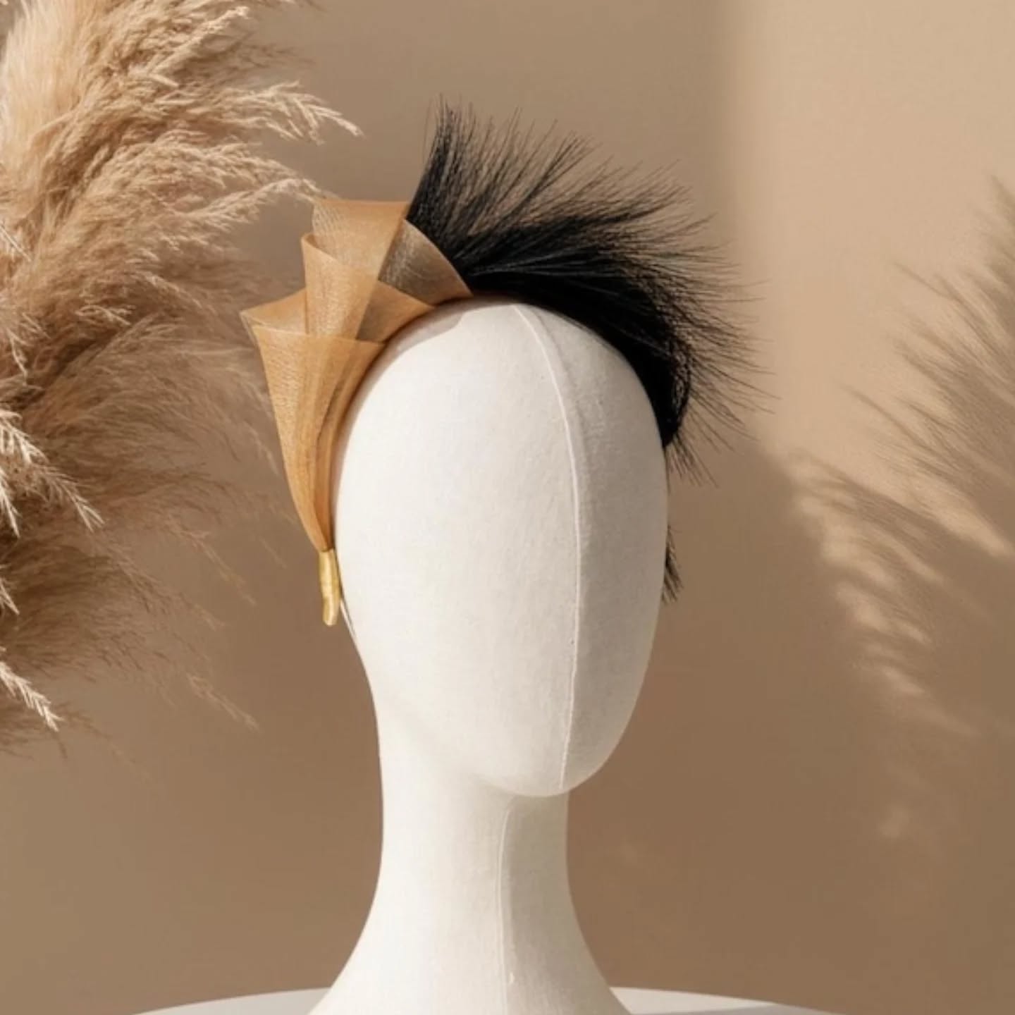 Vintage art deco vibes up today with my brand new gold and black fascinator 🤎🖤
#fascinator #weddinggueststyle #theracesstyle #dayattheraces