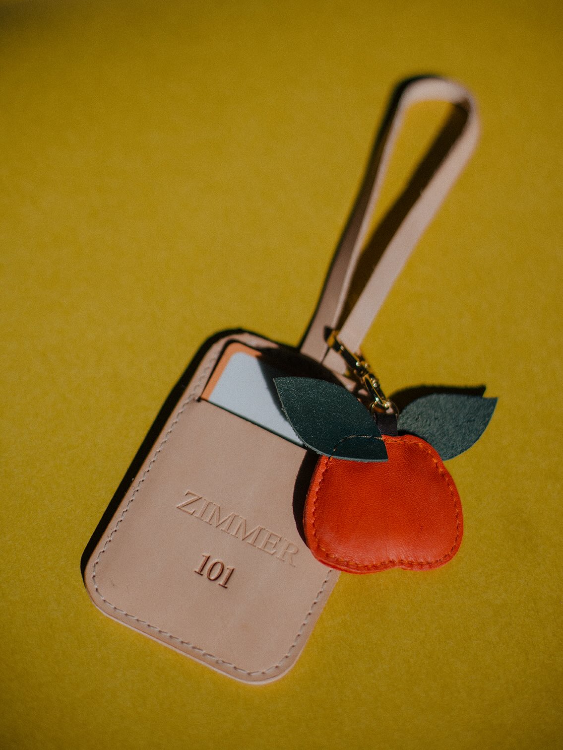 Ja wir charmen!
Unsere Aufgabe war eine nachhaltige Lösung für eine Keycard zu entwerfen . Wie gefällt sie euch ?