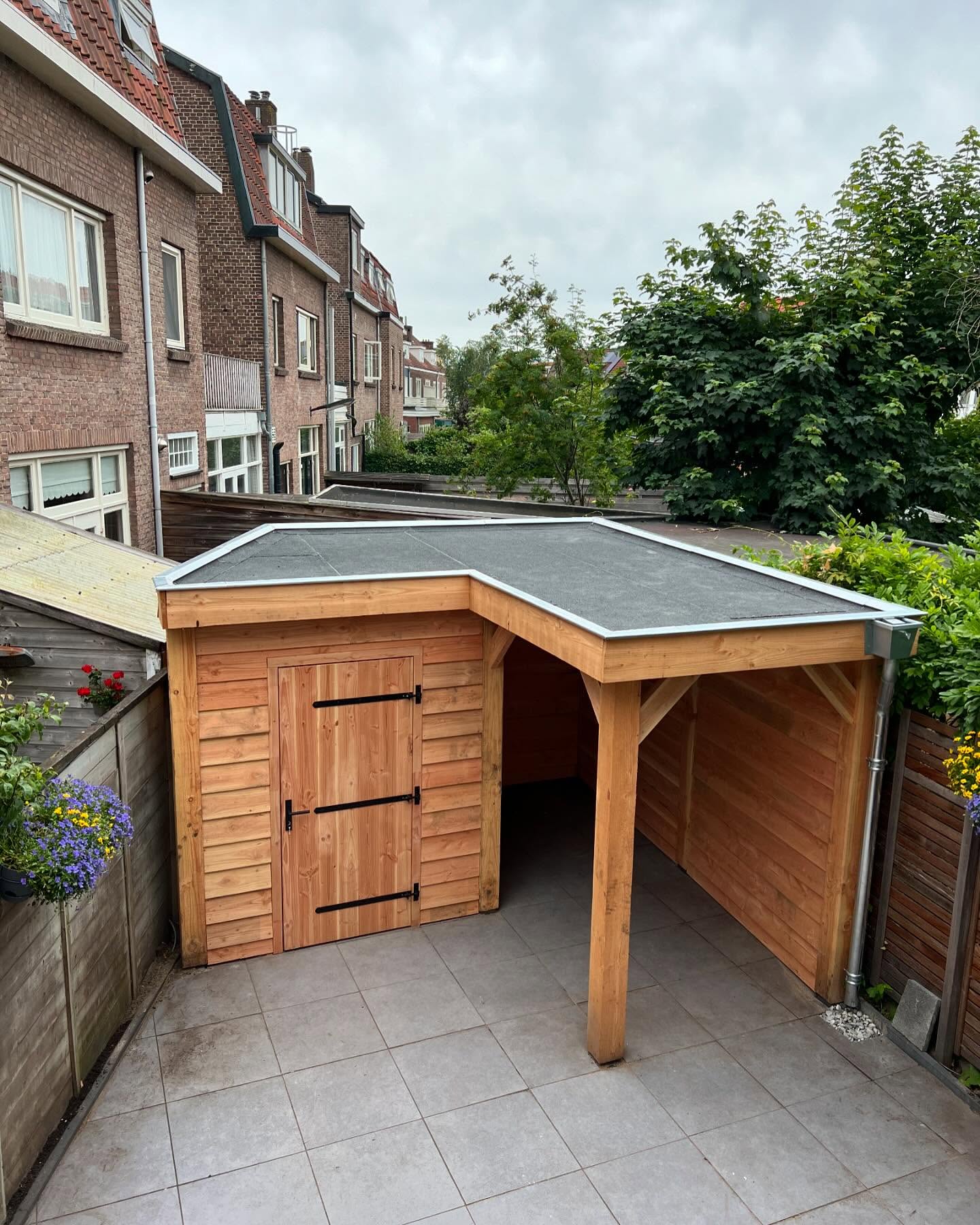 Overkapping en Buitenwerk | Haarlem en omstreken
Een overkapping zorgt voor het goed benutten van elke hoek in je tuin. En de optie voor een groen dak heeft meerdere voordelen!🍀🌿