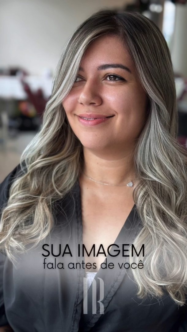 Sua imagem se apresenta antes mesmo da sua voz.
Um cabelo bem construído transmite segurança, cuidado e presença.
Não é apenas estética — é posicionamento.
A forma como você se vê influencia diretamente como o mundo te percebe.
Valorize sua Beleza - Av. Brasil, 391 - Vinhedo/SP
Whatsapp: 19 99843-2580