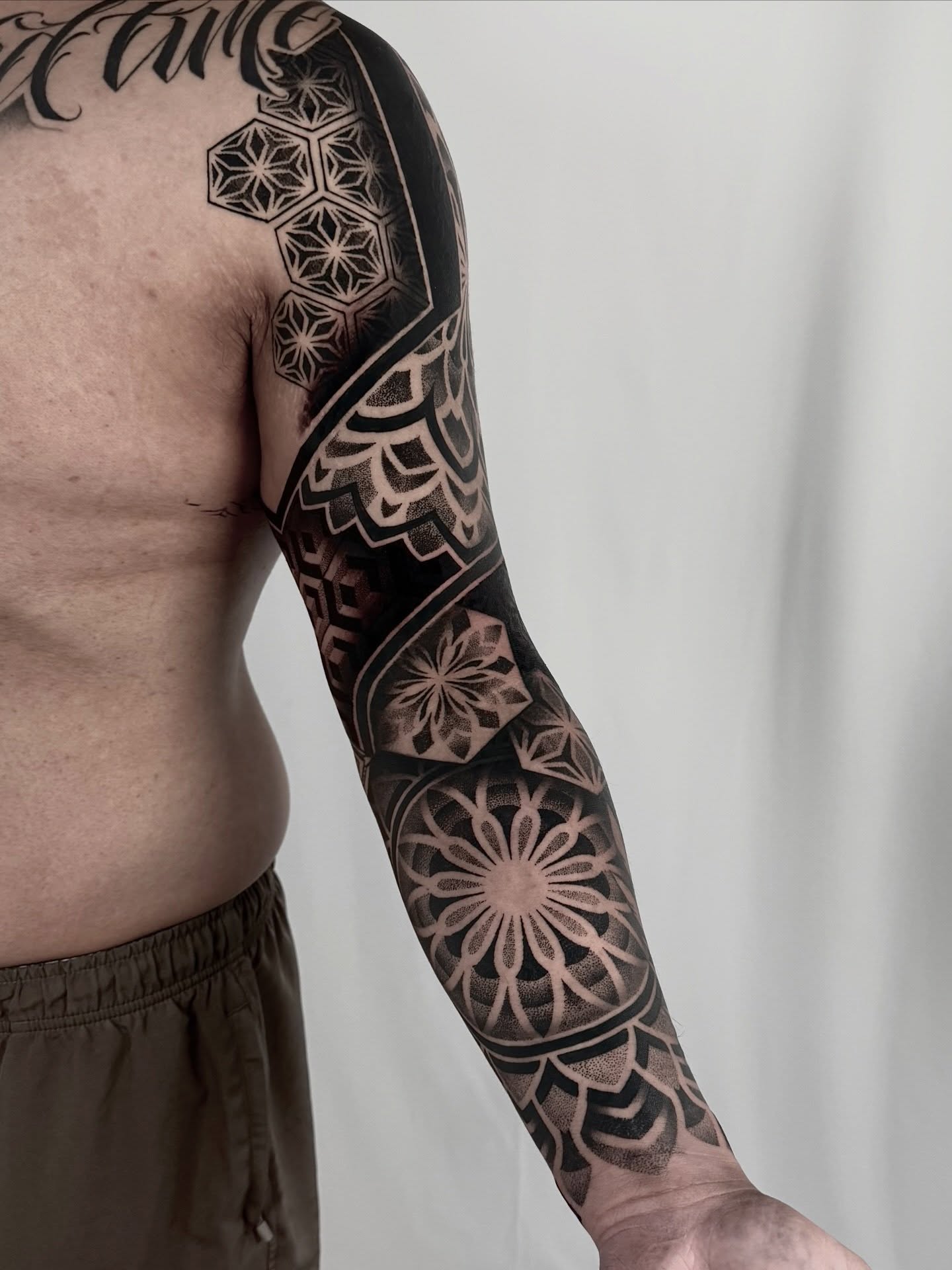 Geometric sleeve with a subtle cover-up, integrating and adapting existing tattoos into one cohesive, unified piece. I’m really happy with the final result.
#tattoo #ink #geometrip #geometrytattoo #geometrictattoos