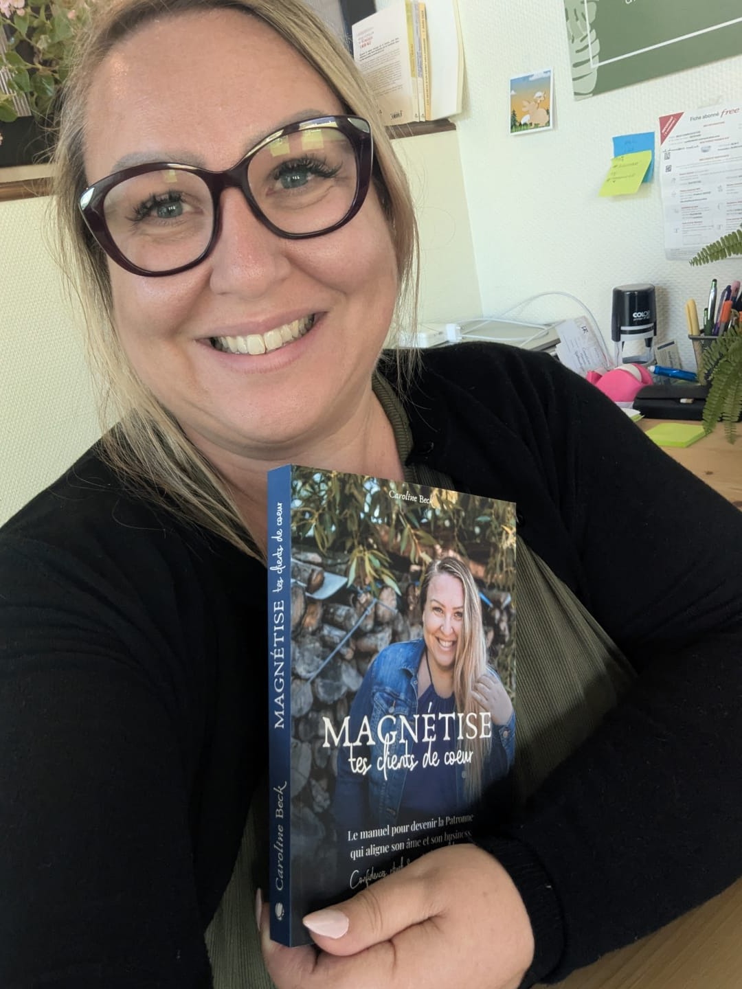 On se voit DEMAIN le 28 mars ?
Si tu es entrepreneure et que tu as parfois l'impression de t'épuiser à appliquer des stratégies marketing froides, qui te demandent de porter un masque et de "rentrer dans les cases"… on a besoin de se parler.
Demain, samedi 28 mars, je sors de ma "cabane dans les bois" pour venir à ta rencontre au magasin Cultura de Schweighouse.
J'y serai en dédicace pour mon livre : Magnétise tes clients de cœur.
Ce livre, ce n'est pas un manuel de recettes miracles en 3 étapes. Je l'ai pensé comme un véritable "Grimoire de Renaissance".
J’y ai condensé mes 20 ans d’arène entrepreneuriale, mes succès, mes faillites, et surtout, ma méthode d'Architecte-Alchimiste pour t'aider à bâtir un business souverain, rentable, et qui est le prolongement de ton âme (et pas ta prison !)
Que tu sois en plein pivot, que ton cerveau atypique parte dans tous les sens, ou que tu aies juste envie d'échanger "pour de vrai" entre Patronnes : viens !
On parlera stratégie, on parlera intuition, et surtout, on parlera de TOI.
Où ? Cultura, Schweighouse-sur-Moder
Quand ? Le samedi 28 mars à partir de 9h30
Hâte de vous voir, de signer vos exemplaires et de découvrir les Empires que vous êtes en train de bâtir.
#EntrepreneuriatFeminin #Souverainete #Alsace #Schweighouse #Cultura #CarolineBeck #BusinessAtypique #SlowBusiness #Dedicace