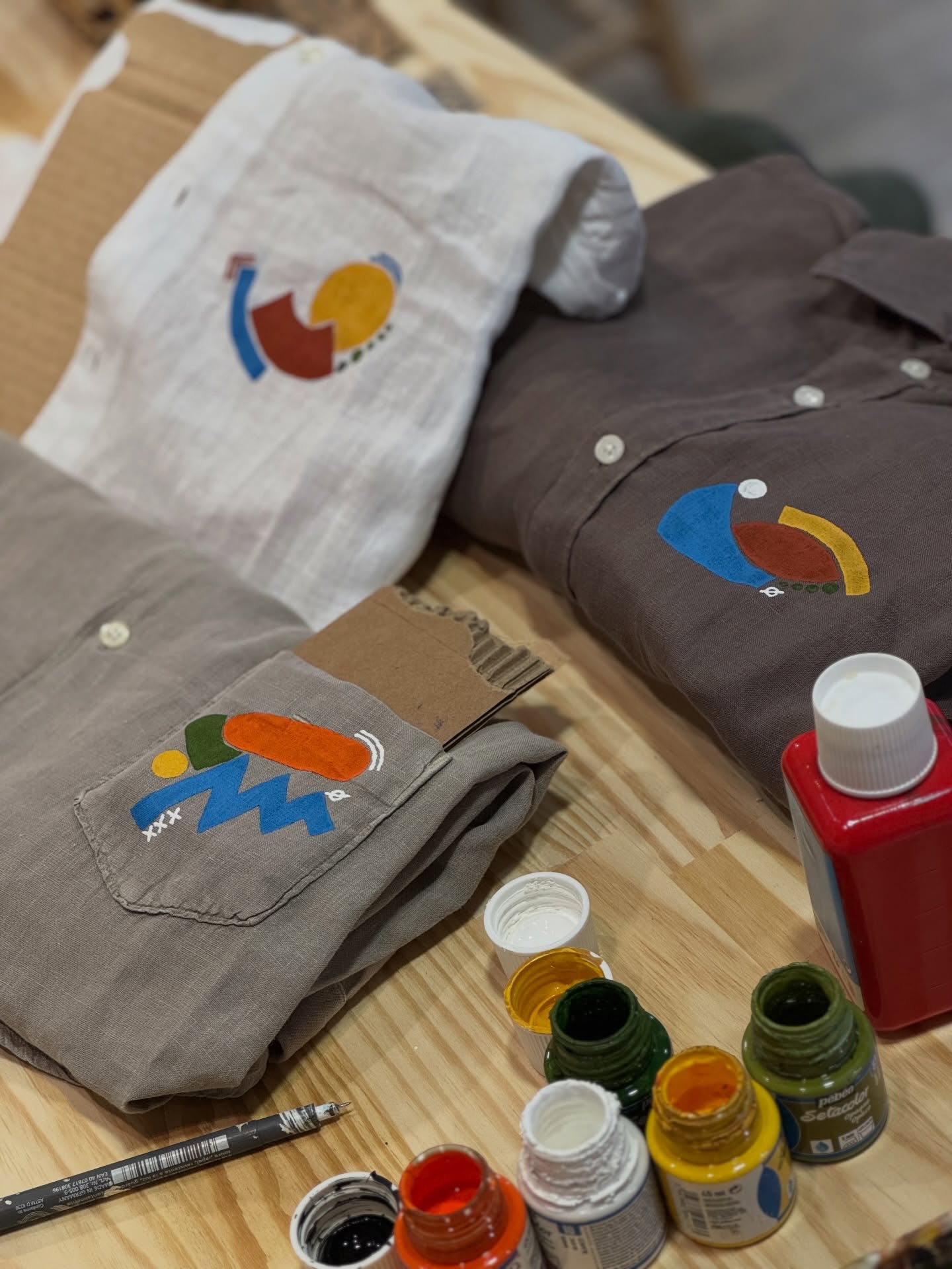 🎨 De nouvelles petites chemises en lin fraîchement customisées ! 🎨
À venir découvrir au 43 rue Lepic 75018 !
#customisation #ombeline___________ #bleudetravail
#ethique #modeéthique