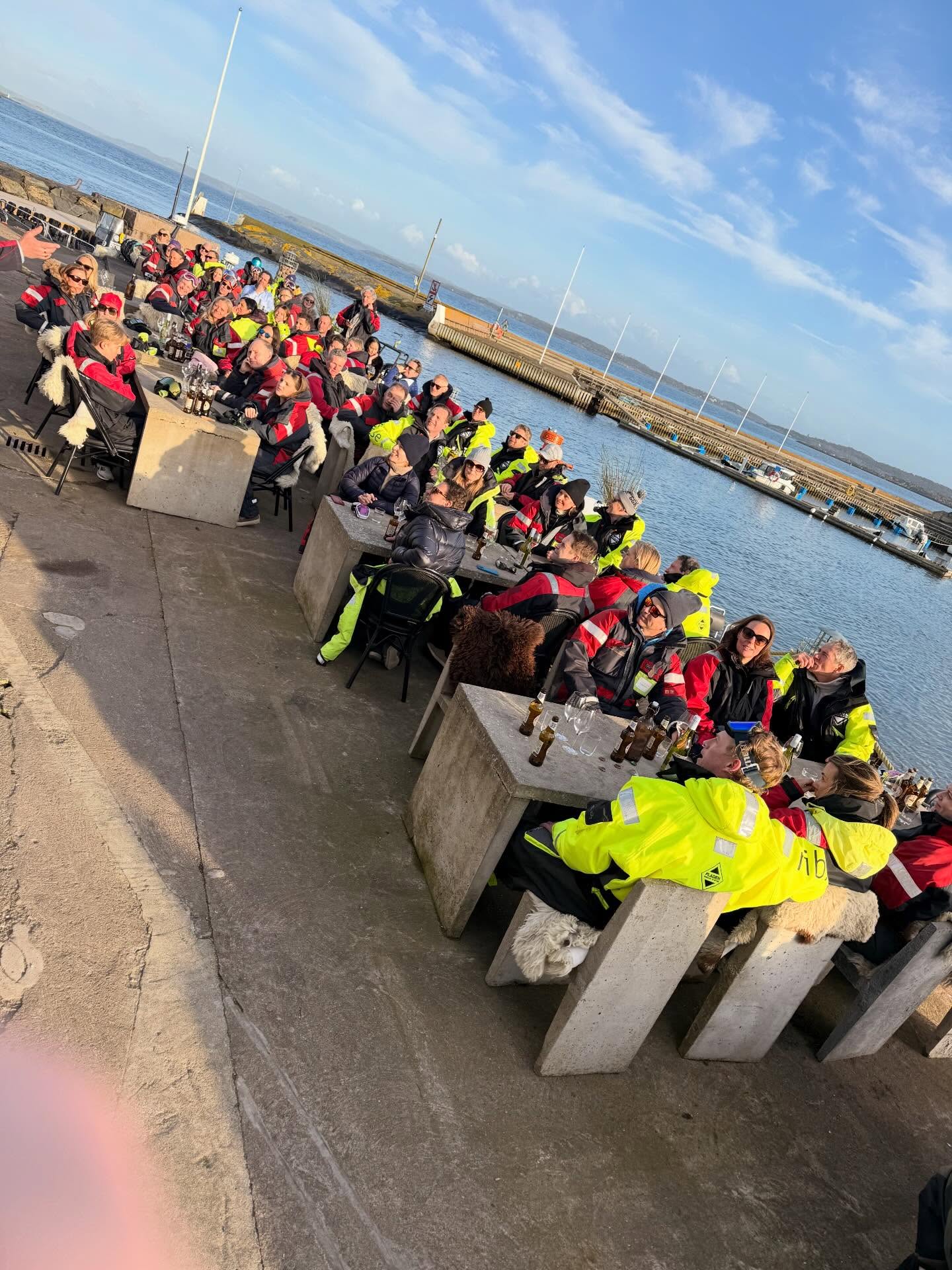 Härligt event!
Guppen hoppade på efter lite häng i solen på @marstrandshavshotell och fick sedan en fantastisk tur på havet med sälar, vågor, sol, sightseeing och ett stopp för dryck och snittar på @astolsrokeri
Planerar du ett event så står vi vid din sida.
Läs mer och boka på RibX.se
#marstrand #ribbåt #kickoff #ribx #havet