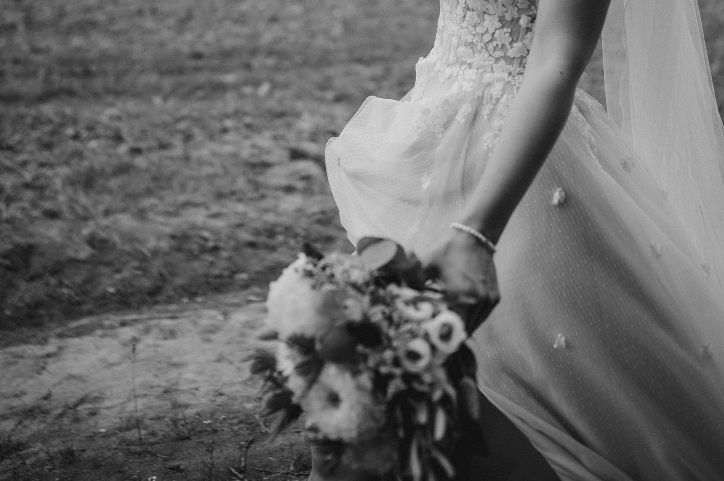 Details die vielleicht in 50 Jahren von großer Bedeutung sind. ✨
#heirateninsh #heirateninschleswigholstein #hochzeitsfotograf #hochzeitsfotografie #brautundbräutigam #weddingdress #weddinginspiration #weddingwear #schwarzweißfotografie #photography #portrait #woman #fotografie #blackandwhitephotography #bw #monochrom #sensual