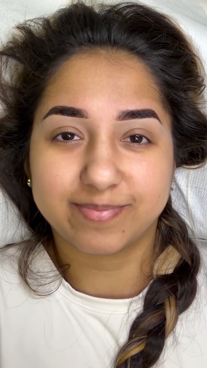 Brows with lots of hair but no shape… this is where everything changes ✨
Custom design using mapping (precise measurements tailored to your facial features) to create the perfect shape. Includes waxing + vegan henna for a flawless makeup effect that lasts for days.
I work with premium products like @zolacosmetics.uk for a defined, elegant, and fully tailored finish.
Book your appointment directly through the link in my bio.