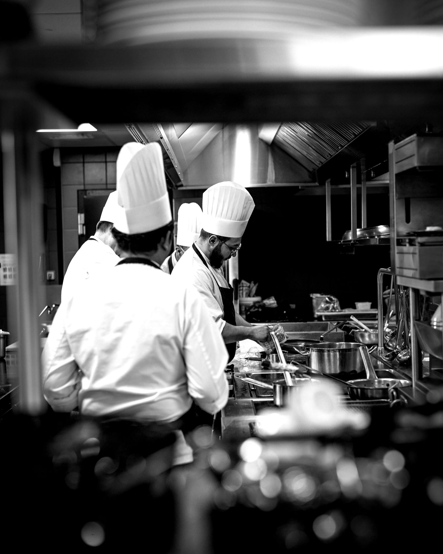 Derrière chaque assiette se cache une équipe d'exception ! 👨🍳 Nos chefs travaillent avec passion pour vous offrir une expérience culinaire authentique au Belvédère 🌟🔥
#lebelvédère #mesnilsaintpere