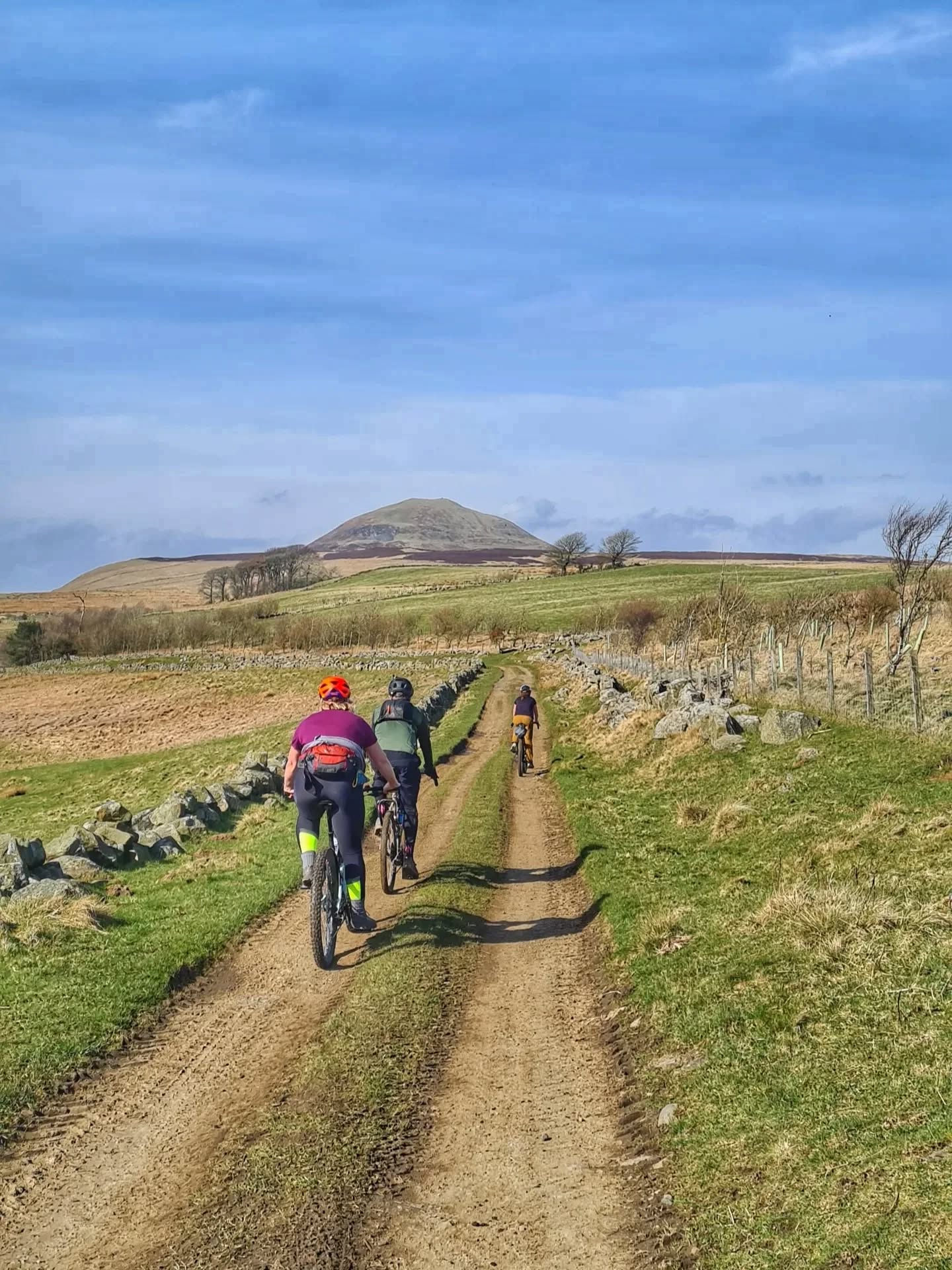 What a day! 65k round Fife. Big hills, long views, dark tunnels, windblown trees and plenty of sunshine 🌞
Great start to the season 👌😍
.
#fife #adventure #cycling #gravel #scotland