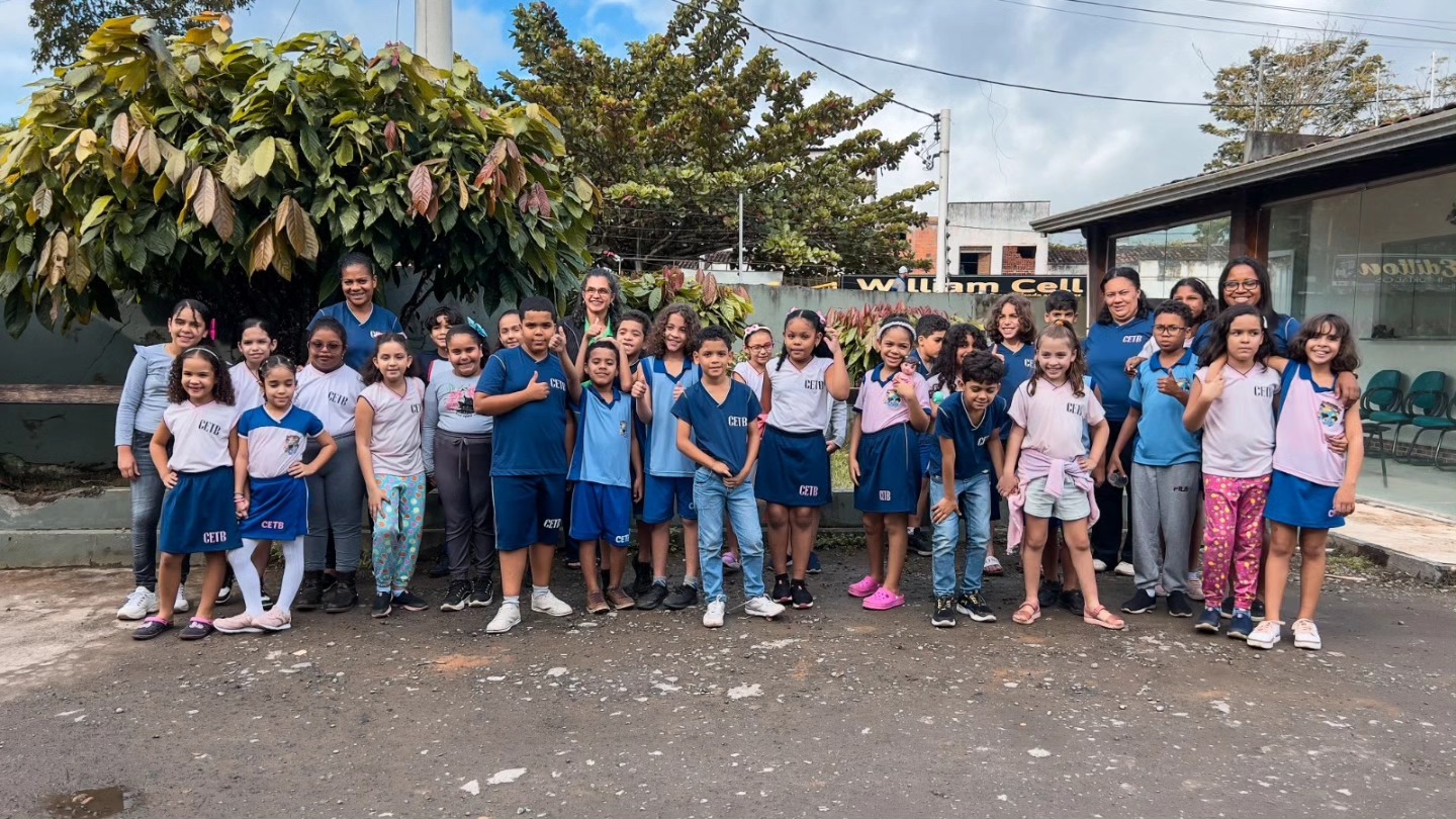 Visita dos alunos da escola CTEB a nossa Cooperativa para conhecer nossa estrutura e saber como e a origem do cacau.
