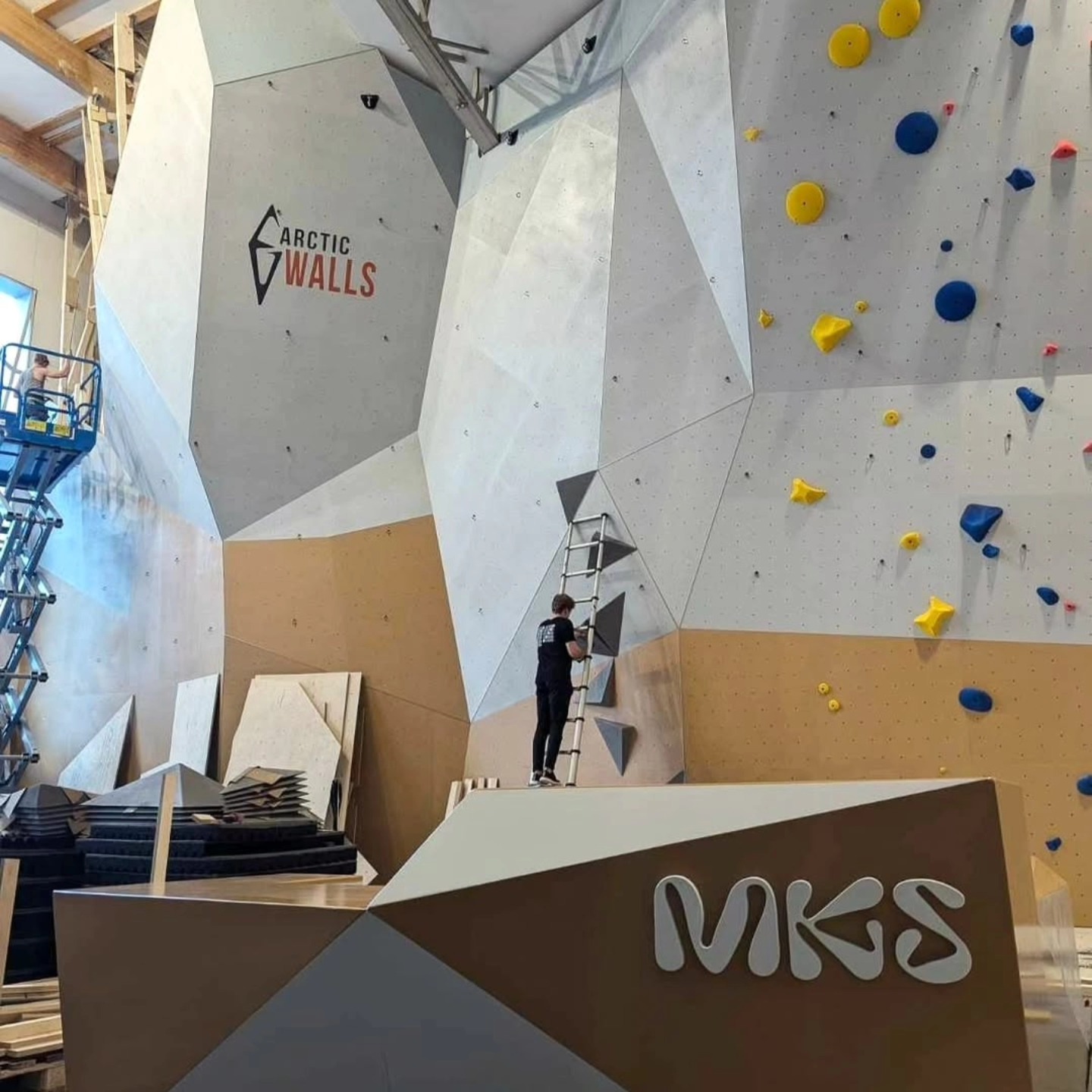 Litt av Byggeprosessen vår hos @mjosaklatresenter
▪︎▪︎ Skal vi bygge klatredrømmen din? Ta kontakt med oss på contact@arcticgrips.com ▪︎▪︎
🧗♂️
-
-
-
-
-
-
-
-
#arctic_grips #norway #climbinggym #climbingholds #climbingwall #buldring #openingday #routesetter #bouldering #indoorbouldering #climbing #climbhard #training #climberlife #girlswhoclimb #climbinglovers #rockclimbing #climb #klettern #picoftheday #photooftheday #nordicdesign #project #carpenter