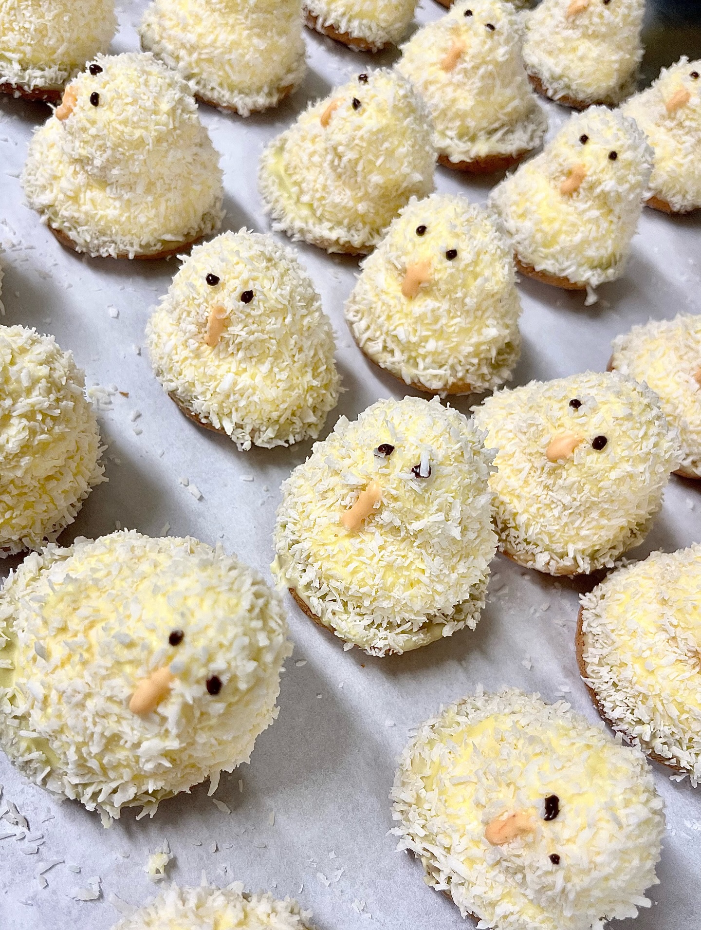 Påskens godaste fika är här 🐣💛
Biskvier med citron& passionssmörkräm och en gömma av passionscurd i mitten.. det här vill du inte missa 😍
Begränsat antal först till kvarn ✨