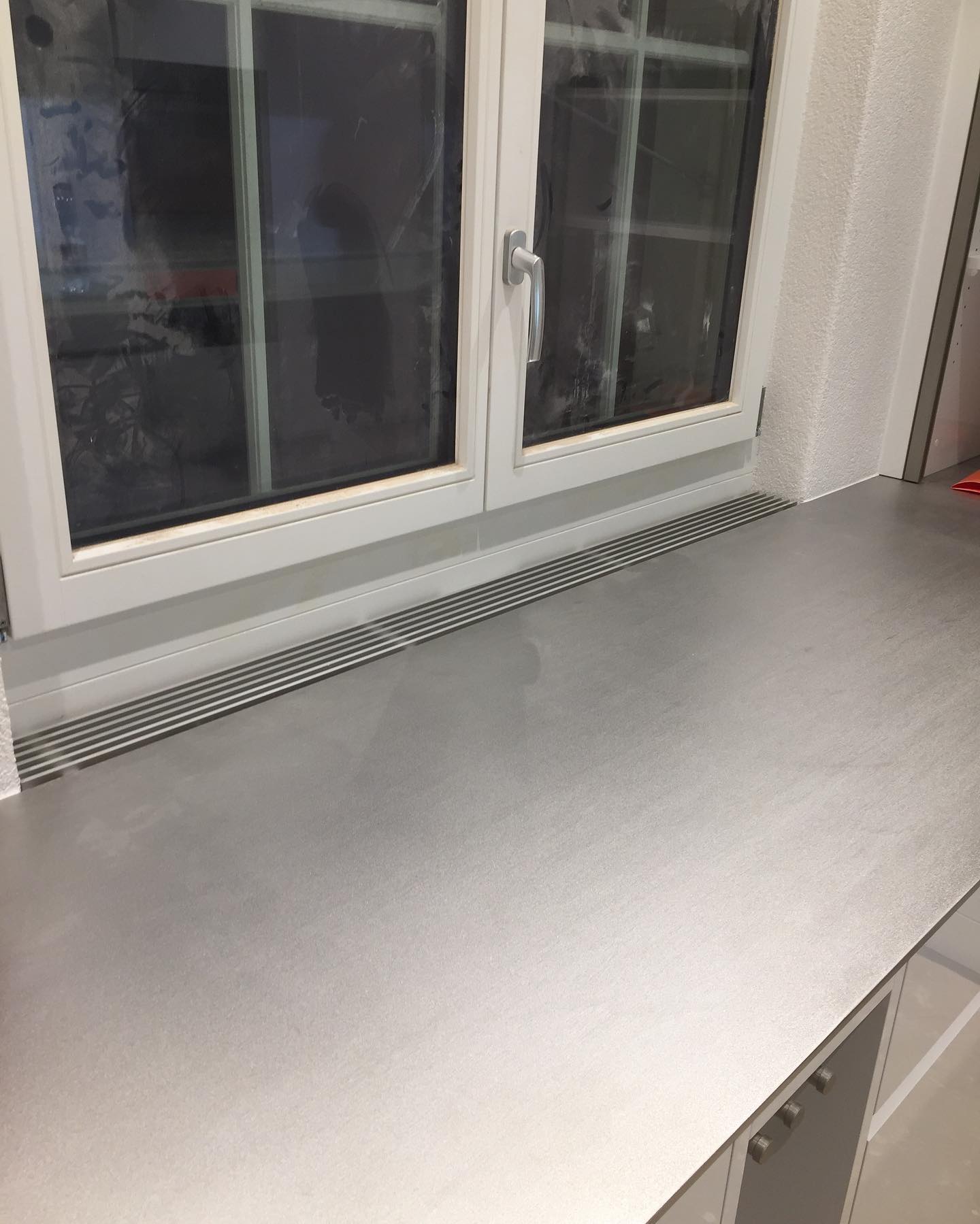 kleine aber feine Details an Abstellfläche und Handtuchauszug bei verdecktem Heizkörper