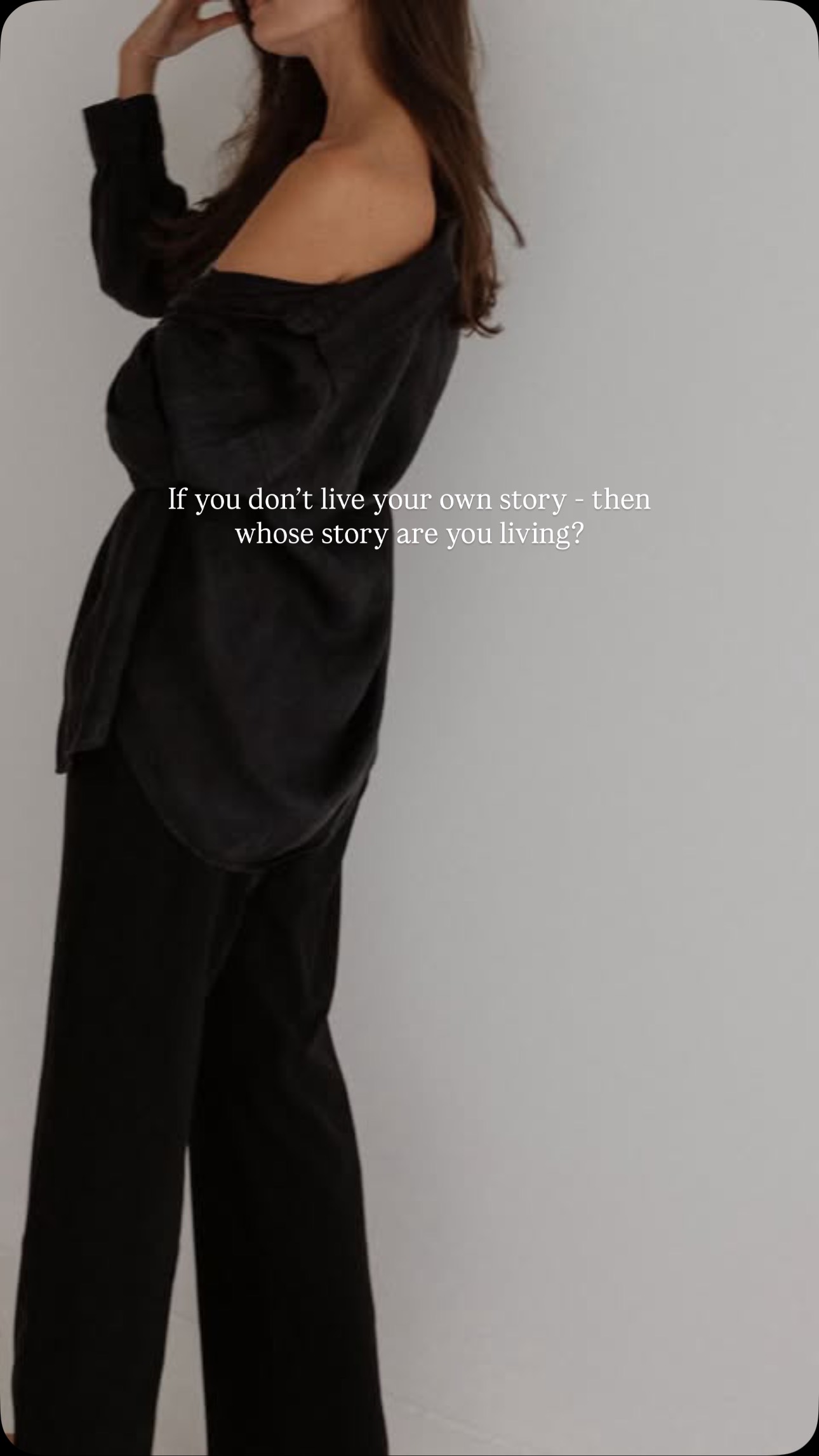 Um die Antwort vorwegzunehmen:
Die lebst die Story, die dir dein Verstand, deine Offenheit und deine Konditionierungen vorgeben.
Und das alles hat wenig mit deiner Wahrheit zu tun.
Dein Verstand: hat nicht den blassesten Schimmer, was für dich im Leben richtig ist und wohin deine Reise geht.
Deine Offenheit: ist ein Spiegel anderer und wird massiv durch das Außen beeinflusst.
Deine Konditionierungen: formen und verbiegen dich und führen dich weg von deinem wahren Selbst.
Wenn du wirklich DEINE STORY leben willst, gibt es nur einen Weg: Deine Strategie & Autorität.
Das ist dein Guide im Leben, der dich automatisch hin zu dir führt und in das Leben, für das du hier bist.
In meiner Academy SOURCE lernst du, wie du deine persönliche Strategie & Autorität wirklich lebst und somit in Einklang MIT DIR kommst.
Und that’s not it: Du wirst Human Design in der Tiefe verstehen, sodass du nicht nur dein eigenes Chart ganz easy lesen kannst - sondern auch das anderer. 🤓
Ready? Kommentiere SOURCE für alle Infos oder klick auf den Link in meiner Bio. 🎓
xx Lisa
——————————————
HUMAN DESIGN
SELBSTERMÄCHTIGUNG
AUSBILDUNG
#humandesigndeutschland #selbstermächtigung #humandesignacademy #humandesignlernen