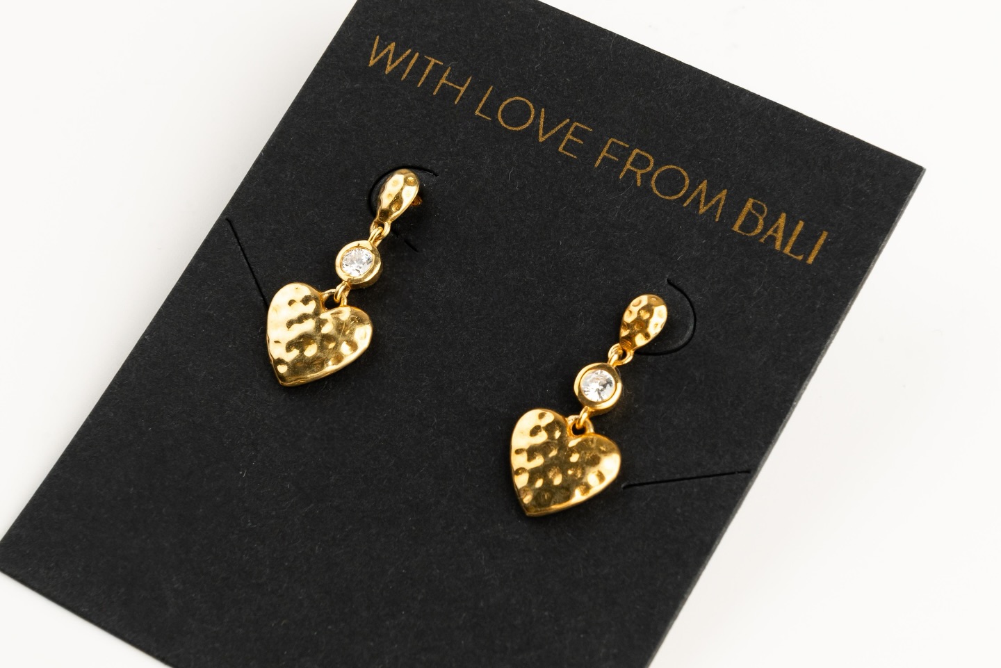 Petit Amour Earrings
Sterling silver, 18k gold plated, natural white topaz.
Heart-shaped, lightweight, made to shine every day.
Limited pieces 💛