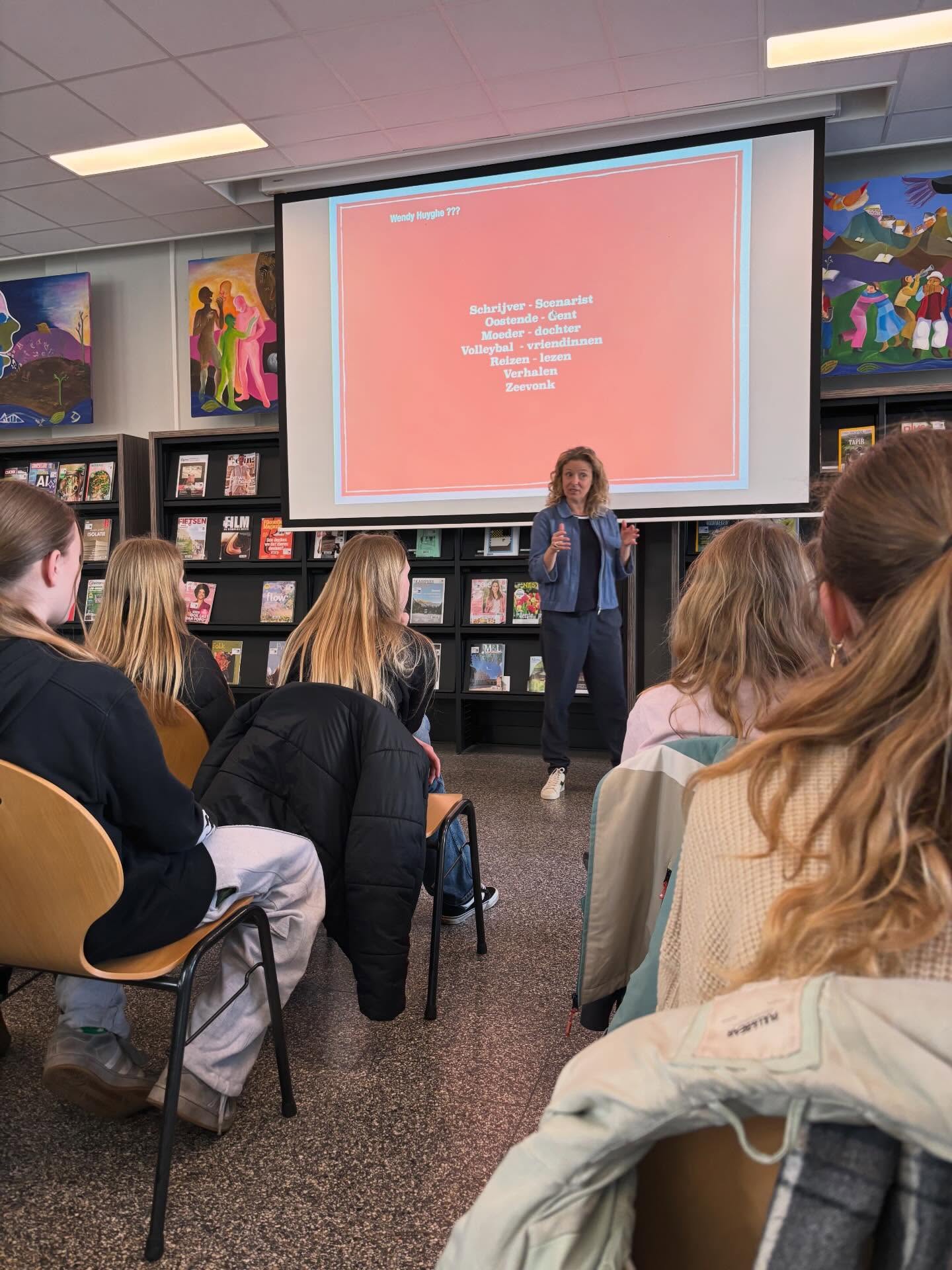Maart is Jeugdboekenmaand! 📚✨
Onze volledige eerste graad trok naar de bibliotheek van Evergem voor een flinke dosis leesplezier en inspiratie. En zeg nu zelf: wie kan er beter vertellen over boeken dan de auteurs zelf?
🎬 Wendy Huyghe nam onze eerstejaars mee achter de schermen van haar boek ‘Zeevonk’. Van het schrijven van een persoonlijk en pakkend verhaal tot het omzetten naar een filmscenario: we leerden dat er heel wat komt kijken bij die magische beelden op het witte doek! @zeevonkdefilm
✍️ Michiel Sels deelde dan weer de geheimen achter zijn drie Young Adult-boeken. Waar haalt hij zijn inspiratie vandaan? Onze leerlingen hingen aan zijn lippen toen hij vertelde over de echte gebeurtenissen die zijn verhalen vormgaven.
Een leerrijke dag vol verhalen die naar meer smaken! Bedankt voor de fijne auteurslezingen @wendy_huyghe en @michael.sels !