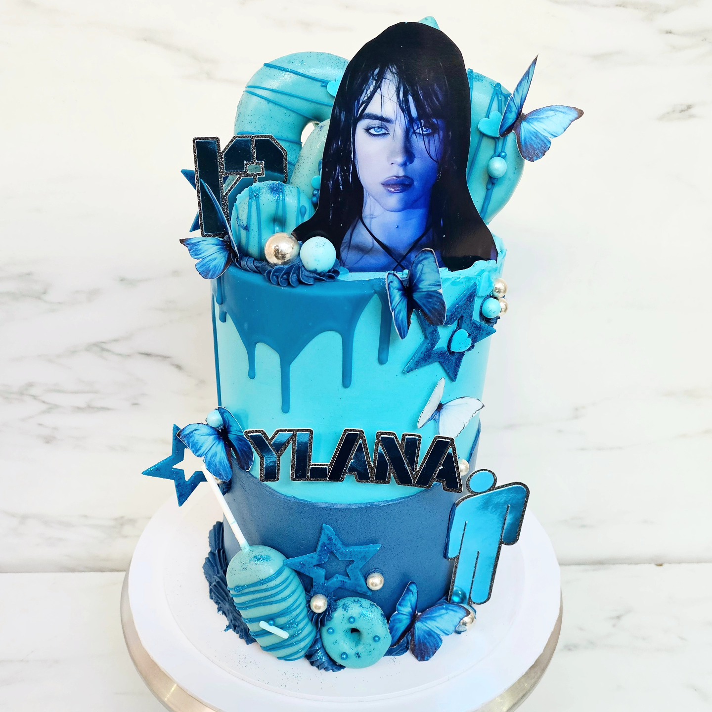 Voor Ylana die 12 werd. Deze #billieeilish cake... #billieeilishcake #cake #celebstyle #celebritycakes #design #cakedecorating #cakedecorator #cakedesign #baking #teenagegirls #taart #taartopmaat #specialetaarten #webake #waasland #sintniklaas #haasdonk #Beveren #Antwerpen #belgium #birthday #weddingcakes