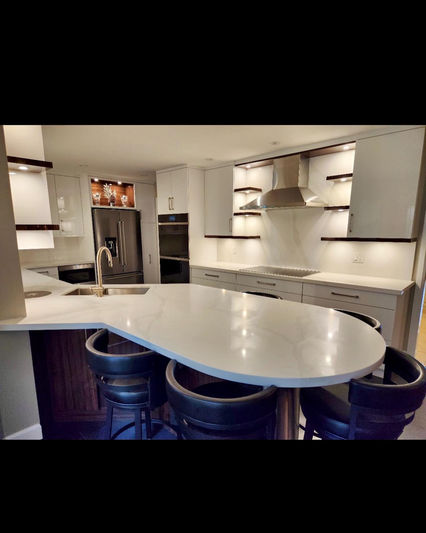 Great transformation for this families kitchen.
.
.
Cabinets designed and supplied by: @kitchencourt
#kitchendesign #kitchenrenovation #whiteinteriors #whitekitchens #floatingshelves #quartz #quartzcountertops #quartzbacksplash #kitchensofinstagram #highglosskitchen #woodaccents