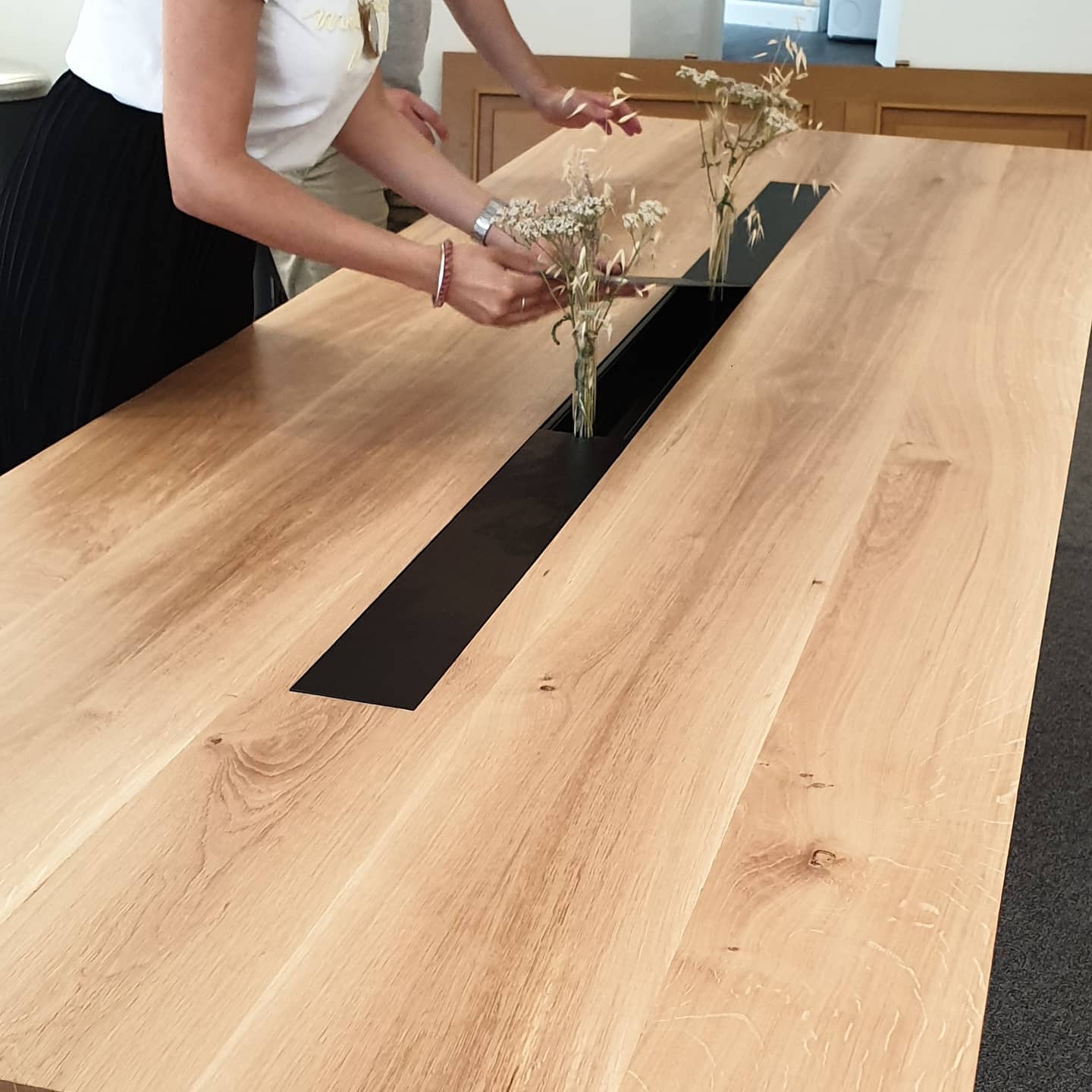 ▪︎Table chêne / métal ▪︎
Livraison faite de la table chez le client, heureusement qu'il y avais des grandes fenêtres .. 🤣
Beau travail d'équipe pour cette réalisation, vivement les prochaines 👌
@arnaudbiehler_studios
@christellemartyscenographie
@venasquemenuiserie
BGTI
#bois #ebenisterie #woodworking #wood
#table #architectureinterieure #chêne
#design #toulouse #decorationinterieur
#deco #mobilier #artisan #boismetal
#faismain #madeinfrance🇫🇷