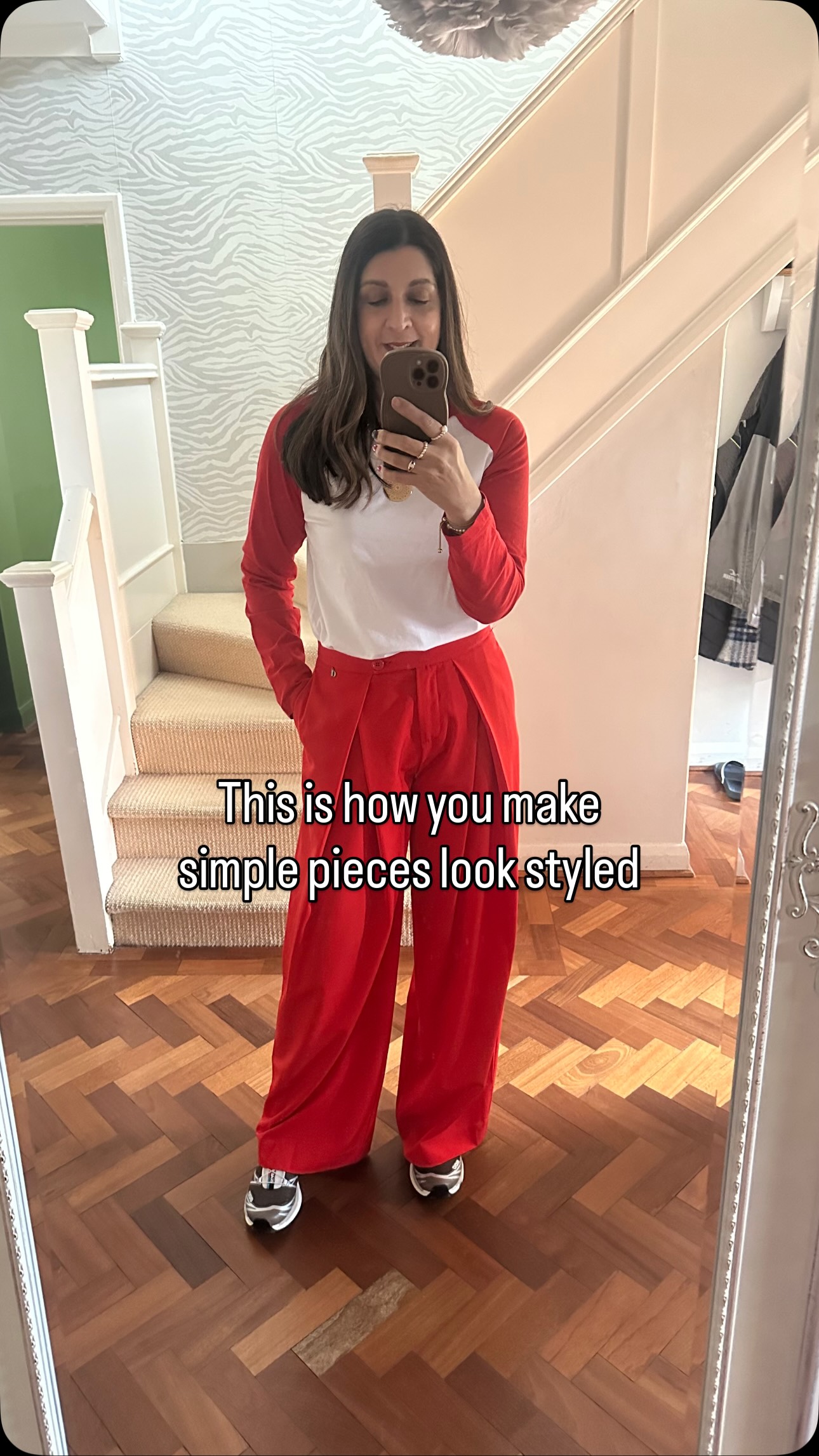A long sleeve tee, a sweatshirt, a jacket… pieces most people already have.
But it’s the layering, the proportions and the finishing details that make all the difference.
The elevated shoulder on the sweatshirt
The structure of the jacket
The contrast of the red trousers
The gold jewellery pulling it all together
This is what takes an outfit from just getting dressed to feeling considered, confident and like you.
T-shirt: @arketofficial
Sweatshirt: @dixieofficial
Jacket: @thisiswhistles
Necklaces: @monicavinader @talis_chains
Trousers: @dixieofficial
Shoes: @salomon
#personalstylistsurrey #styletips #styleconfidence #effortlessstyle #stylesignature