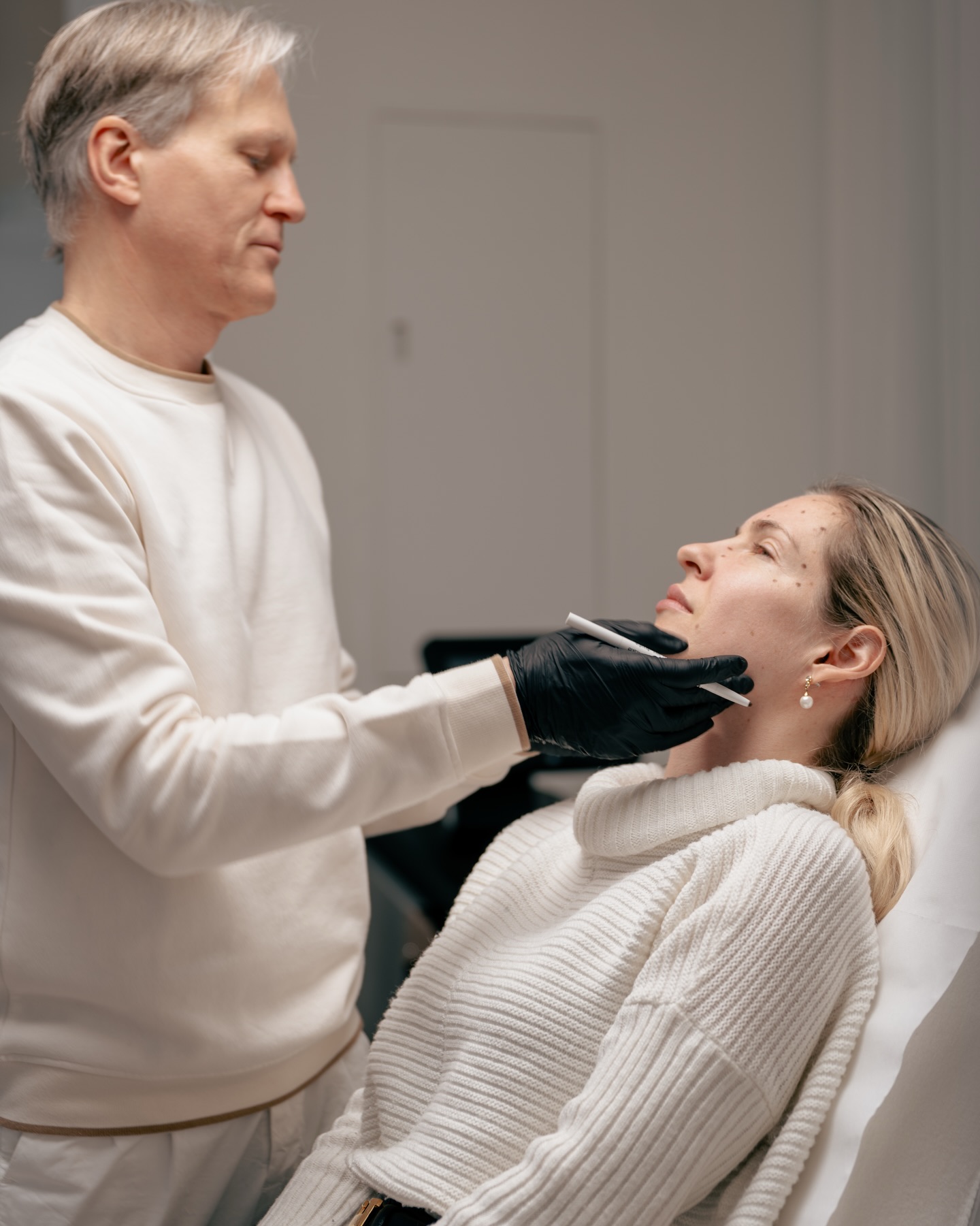 Botox isn’t just for aesthetics—it offers real therapeutic benefits too!
•Relaxes facial muscles, which may help reduce
depression symptoms
•Reduces frequency of chronic migraine episodes
•Relieves pain and jaw clenching
——-
Botox dient nicht nur der Schönheitspflege – es bietet auch echte therapeutische Vorteile!
•Entspannt die Gesichtsmuskulatur, was dazu beitragen kann, Depressionssymptome zu lindern
•Verringert die Häufigkeit chronischer Migräneanfälle
•Lindert Schmerzen und das Zusammenpressen der Kiefer