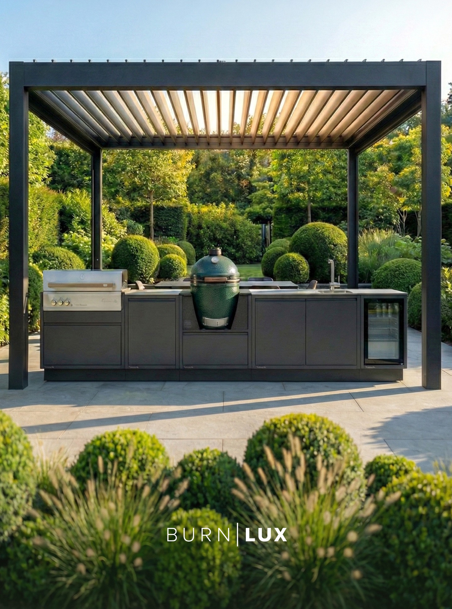Manchmal braucht ein Garten eine Küche, die mithält. Gasgrill links, Keramikgrill in der
Mitte, Spüle und Kühlschrank runden die BURN LUX-Outdoorküche perfekt ab. Fertig ist
das Herzstück jeder Gartenparty. Unter einer eleganten Pergola inszeniert, wird diese
BURN LUX-Küchenzeile zur Bühne für unvergessliche Momente.
BURN LUX ist kompatibel mit einer Vielzahl führender Grillhersteller – von Flammkraft
über Big Green Egg bis hin zu Napoleon. Weil Flexibilität kein Widerspruch zu Perfektion
ist, sondern deren Voraussetzung.
Groß planen lohnt sich.
#burnoutdoorkitchen #burnlux #outdoorküche #grilloft #neumarkt #flammkraft #biggreenegg