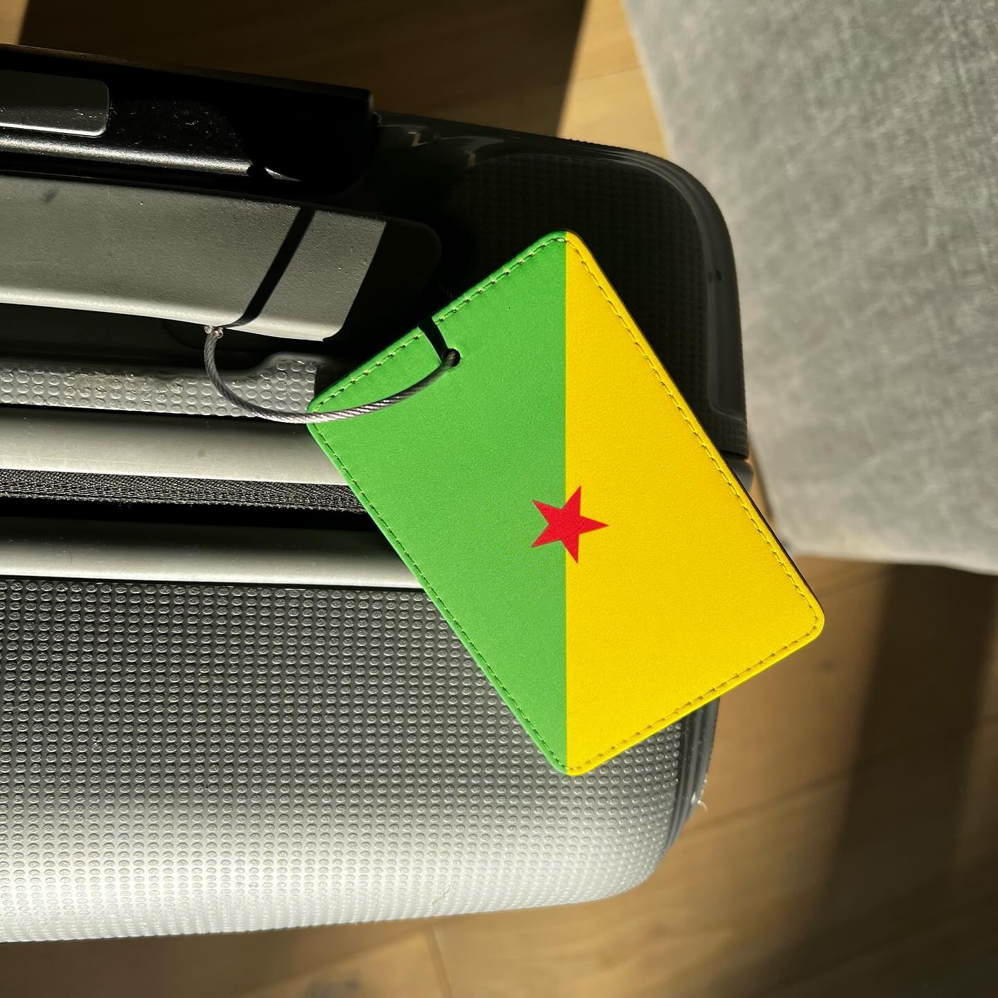 Montrez fièrement votre appartenance à la Guyane 🇬🇫 avec notre étiquette de voyage élégante et pratique. Fabriquée en matériaux durables, cette étiquette résiste aux aléas du voyage et garantit que vos bagages soeint facilement identifiables.
.
.
Venez découvrir le reste de la gamme sur le site www.labelguyaneshop.com
.
.
#guyane #guyanefrancaise #etiquettedevoyage #etiquettepersonnalisee #avion #voyage
#produitsartisanaux #artisanat #drapeauguyane #entrepriselocale #yana #cadeau #cayenne #labelguyane #kourou #labelguyane #labelguyaneshop