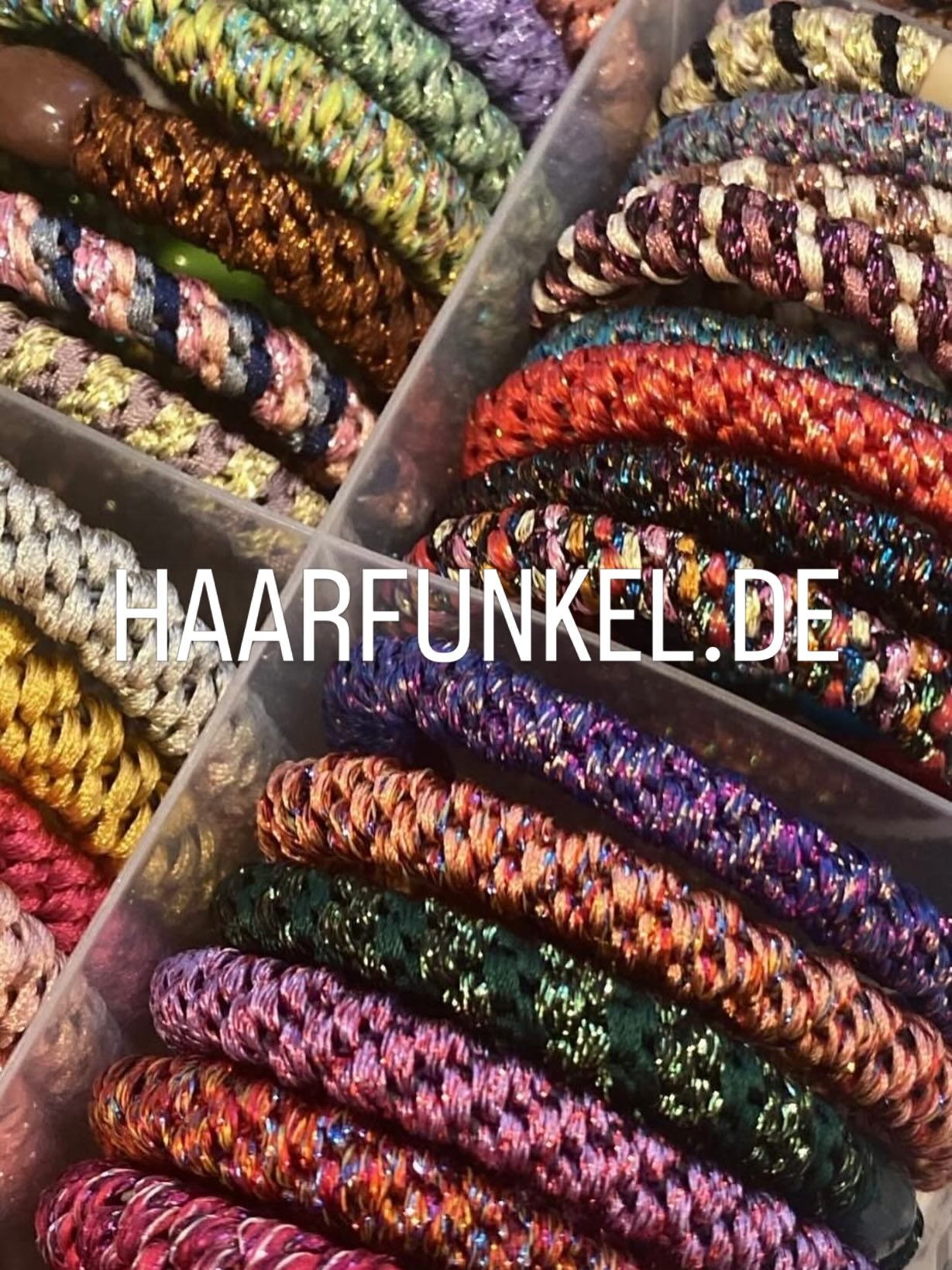 Haargummis gibt’s bei uns auch 😁 #haarfunkel #haargummis #lemperaccessoires #mode #qualität
www.haarfunkel.de