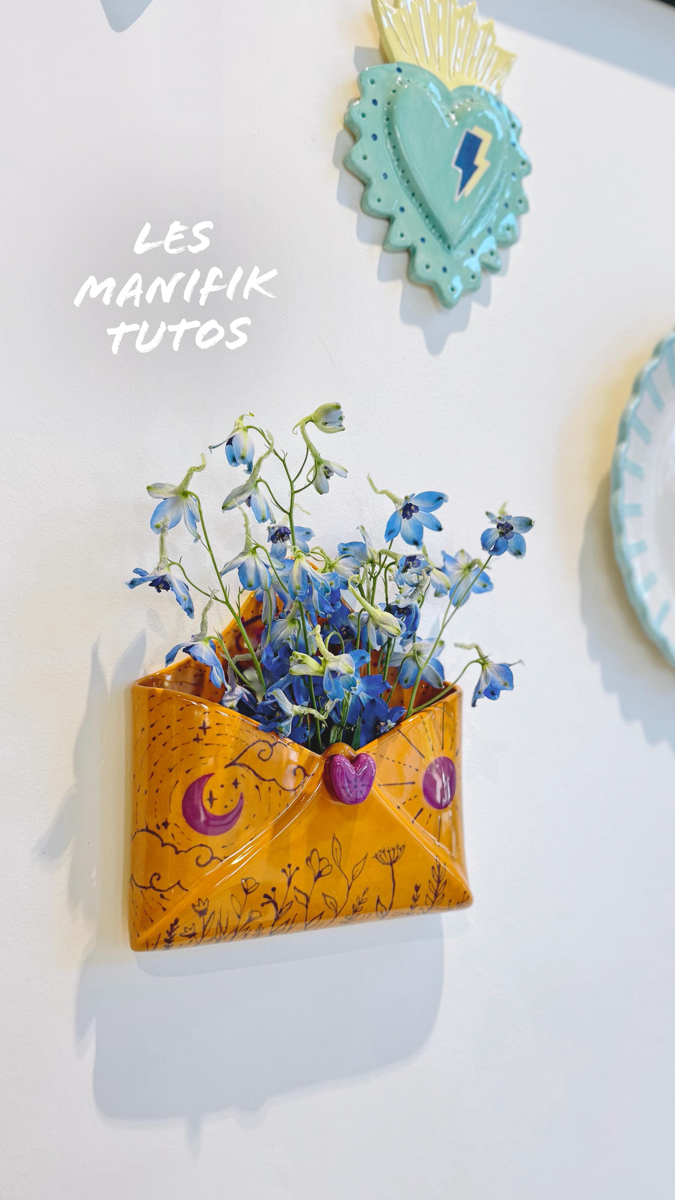 Un Manifik Tuto aux airs de printemps 🌸
Dans ce nouveau Manifik Tuto, on vous partage une création onirique et fleurie autour de notre porte-document Message.
Une création pensée pour vous inspirer, à s’approprier selon vos envies, vos couleurs et votre créativité.
Et pour sublimer notre céramique, on vous partage notre petit coup de cœur : le Mini Manifik, ce must exclusif modelé à la main par la Team Manifik, à intégrer dans vos créations. ♥️
Une infinité de possibilités pour faire éclore des pièces uniques, à votre image.
Alors, prêt(e) à faire éclore le Manifik en vous ?
Réservez votre séance de 2h30 de peinture sur céramique à Strasbourg sur manifik.fr ✨
céramique peinture, peinture sur céramique, inspiration céramique, DIY céramique, atelier créatif, idée création céramique, décoration printanière, céramique fleurie, objet personnalisé, création artisanale, loisirs créatifs, fait main, pottery painting, ceramic painting, idée cadeau original, activité créative, Strasbourg céramique, Manifik Ceramic Café, pièce unique, tuto vidéo, tutoriel