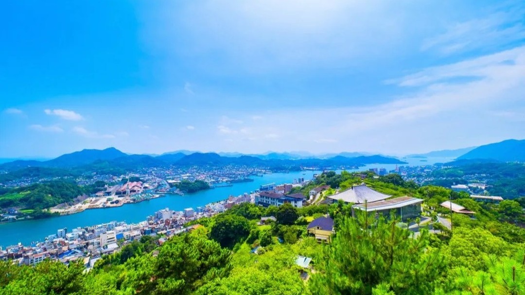 Do we really need to describe this view?
Didn’t think so. Just take it in and let the beauty of Setouchi speak for itself. 🌊✨
Est-il vraiment nécessaire de décrire cette vue ?
Non, je ne crois pas. Laissez simplement la beauté de Setouchi parler d'elle-même. 🌊✨
#ExploreSetouchi #SamuraiJourney #SetouchiBreweryTour #SetouchiSamurai #JapaneseBrewingArt #SamuraiAndNature #HeritageAndFlavor