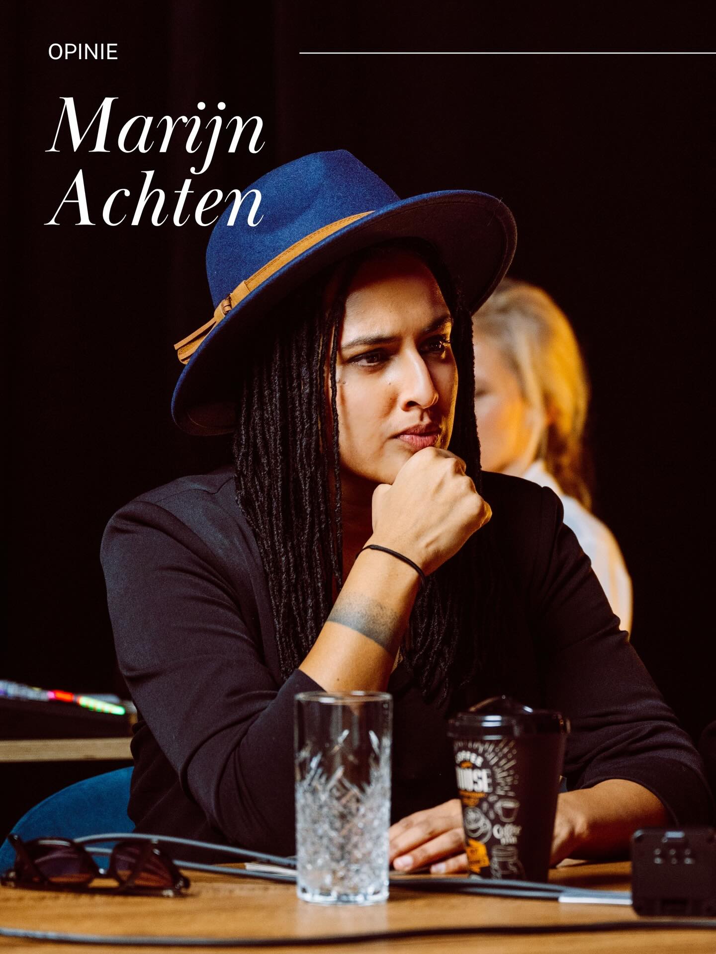 De aanwerving van ‘rassenrealist’, een nieuw, voorlopig maatschappelijk aanvaardbaarder woord voor racist, Nathan Cofnas is een vorm van institutioneel verraad door UGent. In een blogpost uit 2024 stelt Cofnas dat er verschillen in intellectuele vermogens bestaan tussen zwarte en witte mensen. Nadat hij werd verwijderd van de University of Cambridge, werd hij door Bouke De Vries aangesteld om zijn onderzoek voort te zetten aan UGent.
Na WO II bestond er een consensus rond het concept van ‘No Platform’: racistische en andere discriminerende ideeën kregen geen plaats meer binnen media, politiek en instituties, om ontmenselijking en genocide zoals tijdens WO II te vermijden. Dat was ook de basis voor het cordon sanitaire.
Nu die consensus doorbroken is en we de opkomst meemaken van de antigenderbeweging, racistische ideeën en valse theorieën zoals de omvolkingstheorie (gepopulariseerd door Hitler), weten we heel goed waar dit toe zal leiden. Dat instituties hier nog steeds niets uit geleerd hebben, dat formele procedures belangrijker zijn dan ethische overwegingen, dat onderzoek naar vermeende rassenverschillen kan gebeuren door twee witte mannen waaraan vervolgens het label ‘neutraliteit’ wordt gehangen, en dat allyship opnieuw performatief blijkt, is niet alleen walgelijk maar ook fundamenteel verraderlijk, en dat hekel ik ten gronde. - Marijn Achten, Voorzitter Cavalier Queer
Foto: @ekkow_photography
#opinie #cofnas