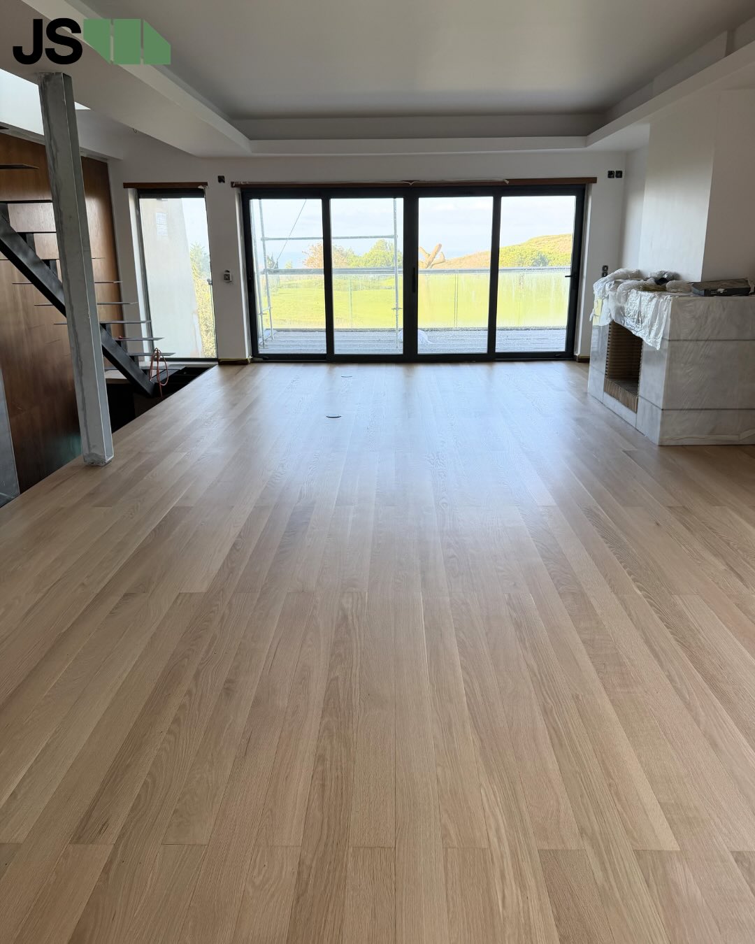 Projeto em andamento, executado por fases ✨
Piso 1 e Piso 0 já concluídos, com acabamento em Bona Traffic HD — resistência e beleza no dia a dia.
No Piso -1, realizámos vários reparos no pavimento multicamada e estamos agora na fase final do afagamento.
Seguimos com a recuperação do deck no Piso -1 e nova aplicação no Piso 0 🤸♀️🌿
…
Project in progress, executed in phases ✨
Floor 1 and Floor 0 already completed, finished with Bona Traffic HD — durability and beauty for everyday use.
On Floor -1, we carried out several repairs to the multi-layered flooring and are now in the final sanding phase.
We will continue with the deck restoration on Floor -1 and a new application on the Ground Floor 🤸♀️🌿
#remodelação #pisomadeira #afagamento #deckmadeira #obrasportugal