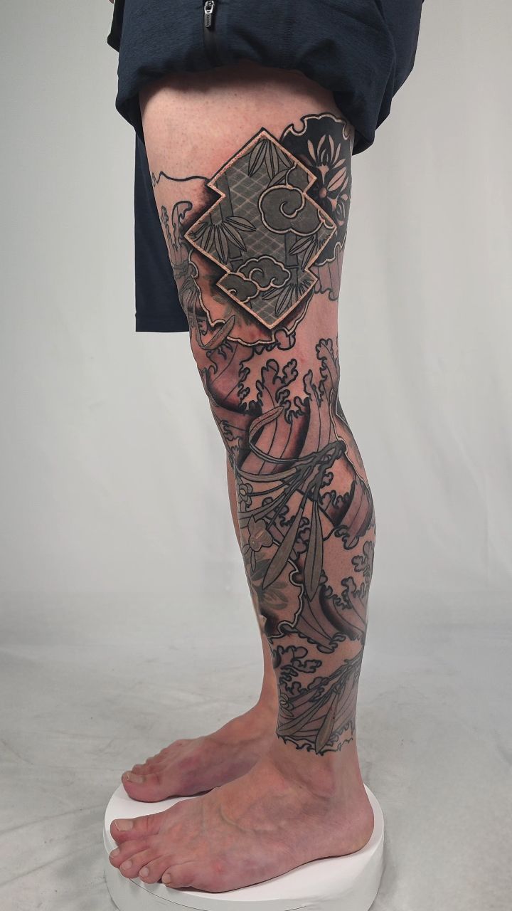 Work in progress on this Japanese patterns leg sleeve. In this session we added some drop shadows and touched up some opaque grays and white. Next time we will darken up the waves to have more contrast in the background.
Japanese kimono patterns and geometry tattoos Oakland California bay area done at @futureink.co
.
.
.
.
.
#japanesetattoo #japanesepatterns #bayareatattoo #californiatattoo #japanesetattooart