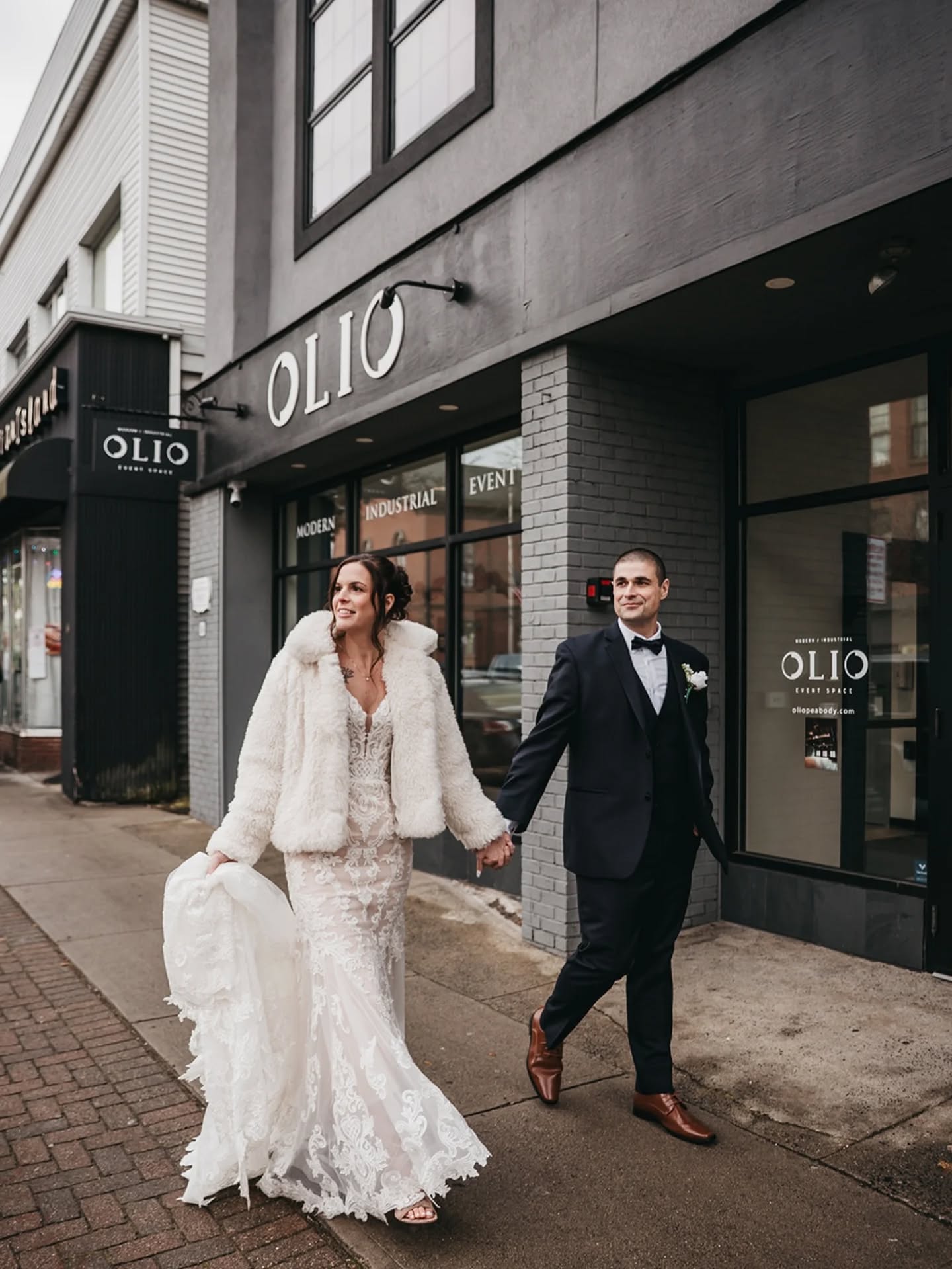 Warmer days for outdoor portraits are returning very soon! Although we have to admit, these winter snaps are pretty awesome.
Scroll to pic 5 to see a jolly friend and pic 7 to see a furry good friend.
Venue, lighting: @oliopeabody
Coordination: @withoutahitch
Photo: @abigailjeanphoto
DJ: @tsgweddings @thatdj_alvarez
Catering: @premierbarservice @shoyusaugus
Bakery: @dandeedonutfactory
Beauty: @hausofbeautynh
Hotel: @marriottpeabody @bellinnpeabody
Floral: @theborrowedblossomne
#newenglandwedding #bostonwedding #northofboston #massachusettswedding #mainstreet