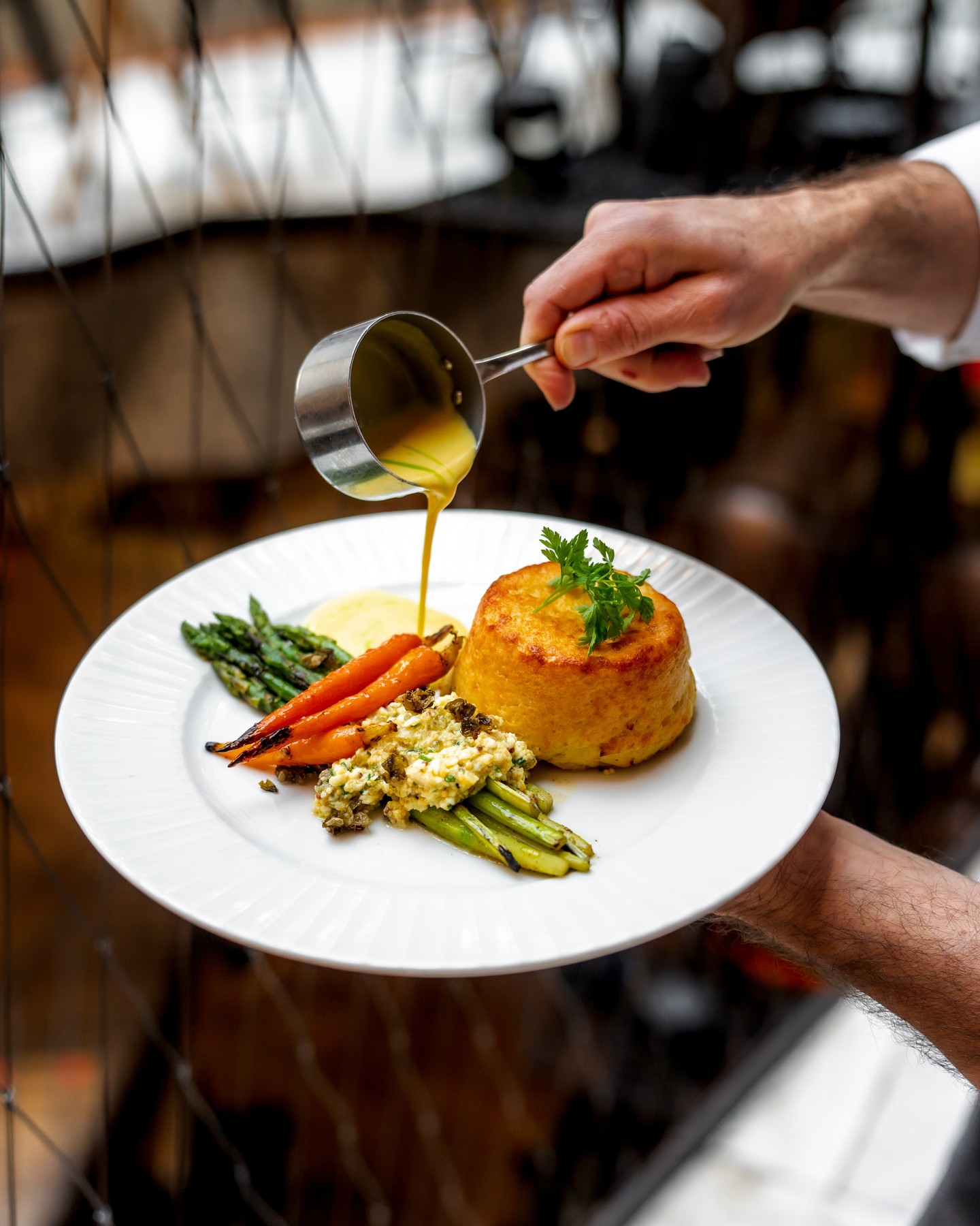Tento týden se na obědovém menu můžete těšit na:
🍲 Polévky: Slepičí krém | Krém z pečeného pastináku
🍖 Hlavní chody: Hovězí Angus Rump steak dokrmovaný zrnem | "Cottage pie" z krůtích stehen | Jehněčí "Tajine"
🌱 Vegetariánská jídla: Houbové ragú po Burgundsku | Grilovaný zelený chřest & šafránová omáčka
🍮 Dezert: Jahodový věneček
🕰️ Menu se podává každý všední den od 11:30 do 14:30.
Udělejte si pauzu na oběd a užijte si skvělá jídla z naší kuchyně!
#polednimenu