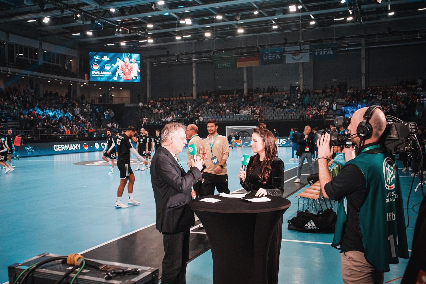 🎤 𝐋𝐞𝐭𝐳𝐭𝐞𝐫 𝐉𝐨𝐛 𝐟ü𝐫 𝐝𝐢𝐞𝐬𝐞𝐬 𝐉𝐚𝐡𝐫 𝐮𝐧𝐝 𝐠𝐥𝐞𝐢𝐜𝐡𝐳𝐞𝐢𝐭𝐢𝐠 𝐏𝐫𝐞𝐦𝐢𝐞𝐫𝐞 𝐚𝐦 𝐌𝐢𝐤𝐫𝐨 𝐟ü𝐫 𝐝𝐞𝐧 𝐃𝐅𝐁 𝐮𝐧𝐝 𝐃𝐀𝐙𝐍! ⚽️
Die letzte Arbeitswoche des Jahres ist eingetütet – und das mit einem meiner Arbeitshighlights für 2024: Seit dieser Saison darf ich die 𝐋ä𝐧𝐝𝐞𝐫𝐬𝐩𝐢𝐞𝐥𝐞 𝐝𝐞𝐫 𝐅𝐮𝐭𝐬𝐚𝐥-𝐍𝐚𝐭𝐢𝐨𝐧𝐚𝐥𝐦𝐚𝐧𝐧𝐬𝐜𝐡𝐚𝐟𝐭 moderieren – und kann jetzt schon sagen: Futsal fetzt! 💥
Jetzt heißt es aber erst mal den Ball flach halten und die Weihnachtszeit genießen. Ich blicke zurück und bin einfach nur unglaublich dankbar für all das, was ich dieses Jahr business-wise und sportlich erleben durfte und bedanke mich von ganzem Herzen für all meine Arbeit- und Auftraggeber:innen, mein Netzwerk, Friends und Supporter, die mein privat bisher schwerstes Jahr zumindest beruflich sehr erfüllend haben enden lassen. 🙏🏼
In diesem Sinne: 𝐕𝐨𝐧 𝐇𝐞𝐫𝐳𝐞𝐧 𝐃𝐀𝐍𝐊𝐄 𝐟ü𝐫 𝐄𝐮𝐫𝐞𝐫 𝐕𝐞𝐫𝐭𝐫𝐚𝐮𝐞𝐧 – 𝐬𝐜𝐡ö𝐧𝐞 𝐖𝐞𝐢𝐡𝐧𝐚𝐜𝐡𝐭𝐞𝐧 𝐮𝐧𝐝 𝐞𝐢𝐧𝐞𝐧 𝐠𝐮𝐭𝐞𝐧 𝐑𝐮𝐭𝐬𝐜𝐡 𝐢𝐧 𝟐𝟎𝟐𝟓! ✨ Bleibt sportlich und passt auf Euch auf! Liebe geht raus! 🫶
#danke2024 #overandout #lovemyjob #host #presenter #football #womeninsports #thankful