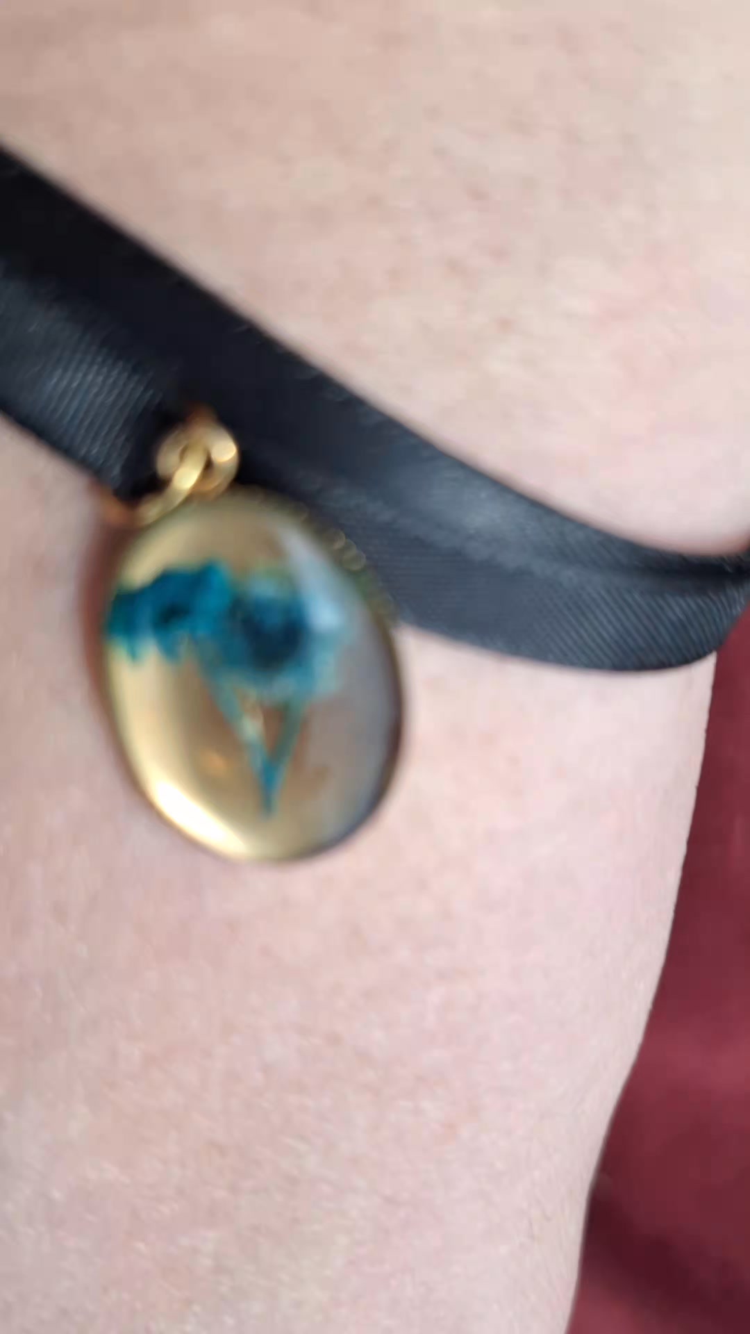 Bracelet doré et noir en fleurs séchées ✨
Un bijou élégant monté sur bracelet en tissu, léger et unique, réalisé à la main 🤍
#fleurssechees #bijoufaitmain #braceletfemme #creationartisanale #bijouunique #cmjcrea
