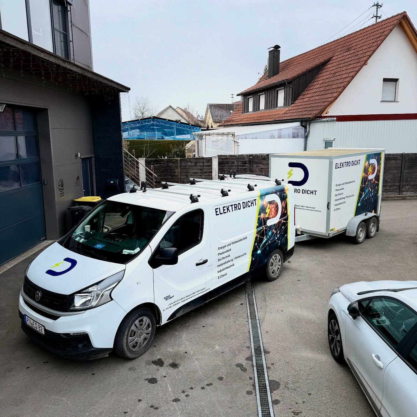 Fahrzeugbeschriftung und Hänger Inkl. Design und Digitaldruck für Elektro Dicht 😊
.
.
.
#pawrapping #carwrapping #wrapping #wrapped #elektro #elektrotechnik #foliert #folierung #solartechnik #baustelle #fiat #ducato #fistducato #werbetechnik #beschriftung #beschriftungen #fahrzeugbeschriftung #firmenbeschriftung #firmenbranding #firmenwerbung #badwaldsee #wilhelmsdorf #ravensburg