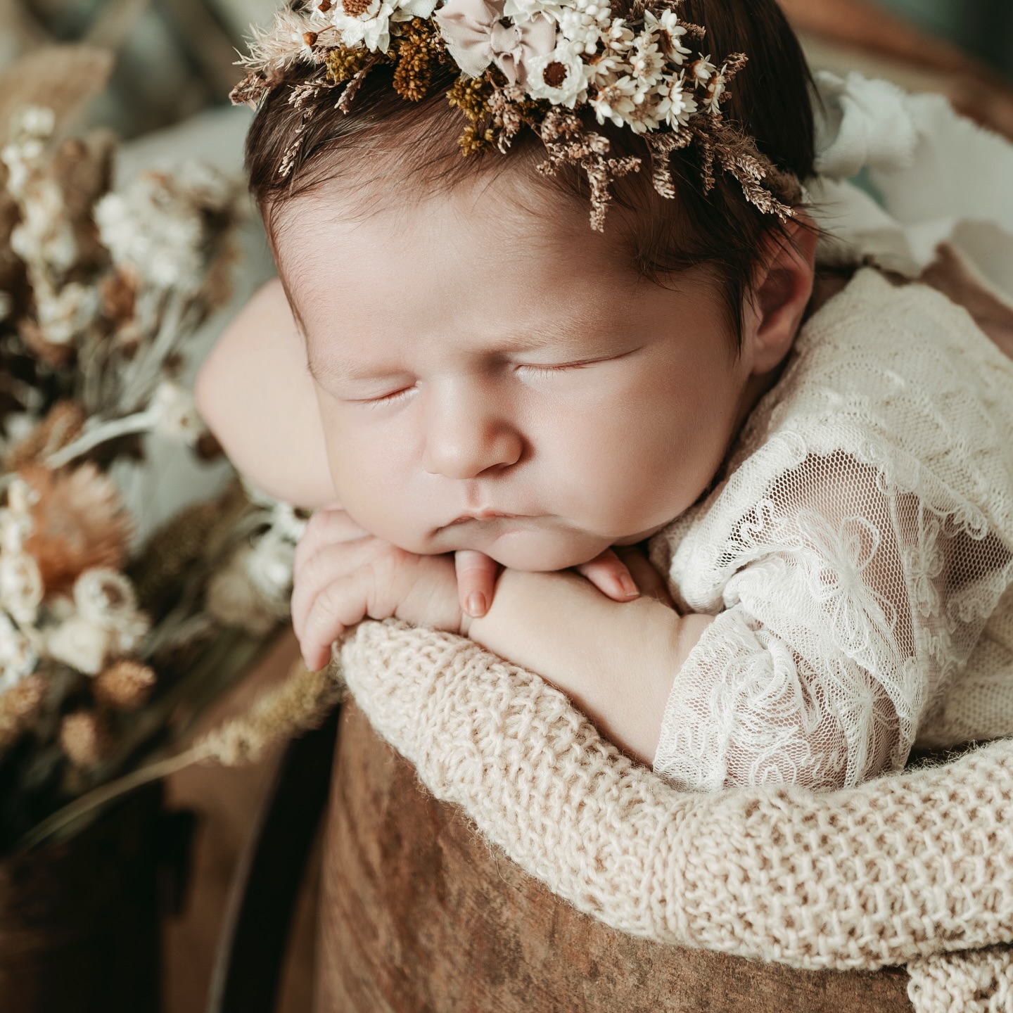 Was heute noch so selbstverständlich erscheint, ist morgen bereits eine kostbare Erinnerung ✨
Ein Neugeborenen-Shooting hält genau diese Augenblicke fest, für immer.
Es bewahrt das Gefühl, die Nähe, die Liebe und das Staunen über dieses neue Leben. #fotografineschweiler #newbornfotografie #momytobe #fotostudio #eschweiler