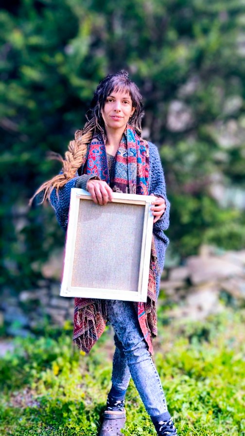 ✨Je vous dévoile aujourd’hui mon dernier tableau
Cette œuvre n’a pas encore de nom… avez-vous des idées ?
Je suis curieuse d’avoir votre regard.
🌿Un portrait fusion humain-végétal
un visage traversé par l’émotion,
la vie.
Je voulais créer une œuvre expressive,
à la fois puissante et sensible, ancrée et vulnérable,
avec cette idée d’une nature qui ne vient pas décorer,
mais relier, révéler.
Pas seulement une image, mais une œuvre que l’on ressent
Un tableau avec une âme.
💫Si cette vidéo ou cette peinture vous touche, je vous invite à me suivre → @belluleart
Vous pouvez aussi la partager autour de vous si le cœur vous en dit.
#PortraitVegetal #PeintureContemporaine #portraitartwork #emotionalart #expressivepainting