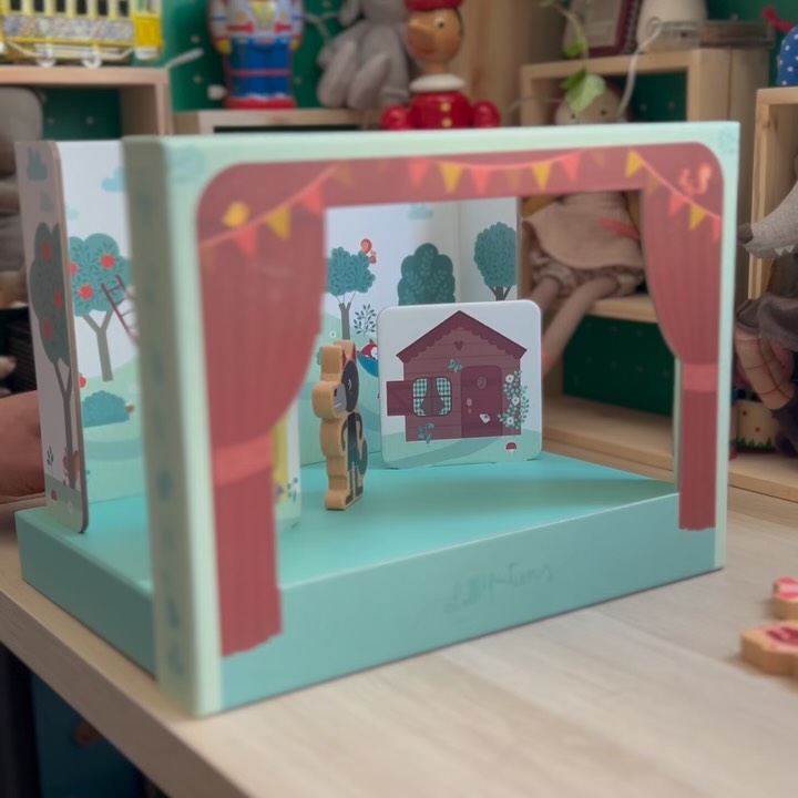 Ci sono giochi in cui si segue una regola.
E giochi in cui si segue una storia.
Poi ci sono quelli in cui la storia… la inventano loro.
Un lupo può diventare buono.
Una casa può volare.
Un finale può cambiare ogni volta.
E mentre raccontano, senza accorgersene:
mettono dentro quello che vivono
rielaborano emozioni
provano a dare un senso al mondo
Noi possiamo fare una cosa molto semplice.
Stare lì.
Ascoltare.
Entrare nella loro storia, anche solo per un momento.
Non serve fare gli attori.
Basta esserci.
E spesso… è proprio lì che succede qualcosa di bello. 🎭 #magoriumgiocattoli #giocattoli #giocattoliinlegno #teatro #burattini