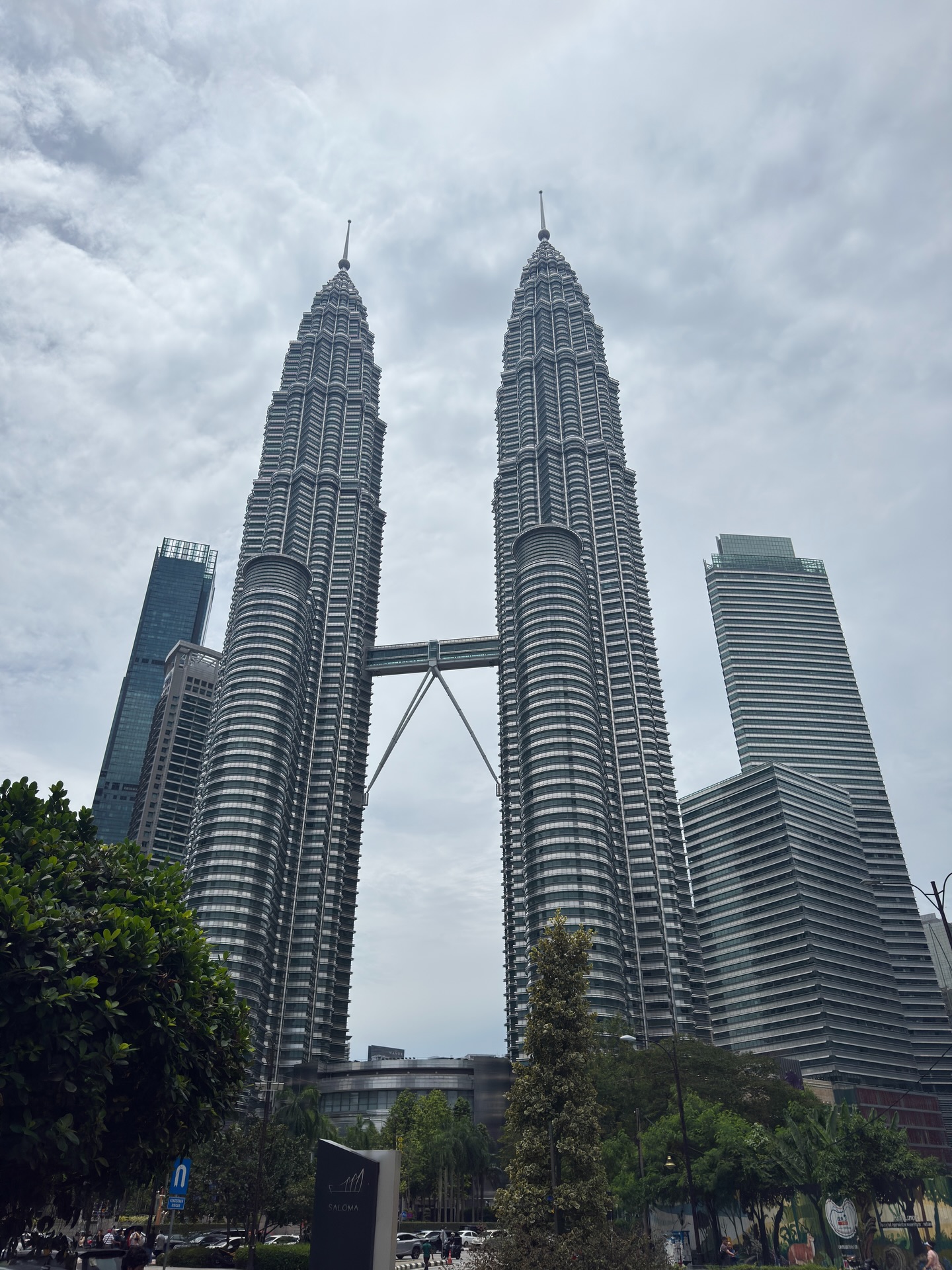 Impossible de visiter Kuala Lumpur sans passer par les iconiques Petronas Towers ✨
Encore plus impressionnantes de nuit, elles illuminent complètement la ville.
À quelques minutes de là, la Menara Kuala Lumpur offre une superbe vue panoramique sur toute la skyline.
Mais ce que j’ai adoré aussi, c’est me balader dans les rues entre les tags colorés…
Une ville moderne, vivante et pleine de surprise !