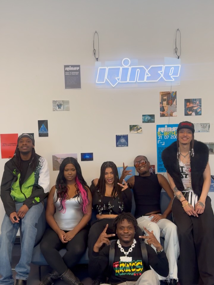 Merci à toute la team pour cette émission… c’était un vrai PÉTAGE 🧨🔥
Logobi, afro décalé, bouyon, new wave club…
on a mélangé les énergies comme il faut, entre héritage et nouvelle génération 💥
Trop fière de ce moment, de cette vibe,
et surtout de vous avoir réuni sur ce plateau 🖤
On continue de pousser cette culture, de la faire vivre et évoluer ensemble.
Dispo dès maintenant sur YouTube Rinse Fm link in bio👀
#ondikwashow