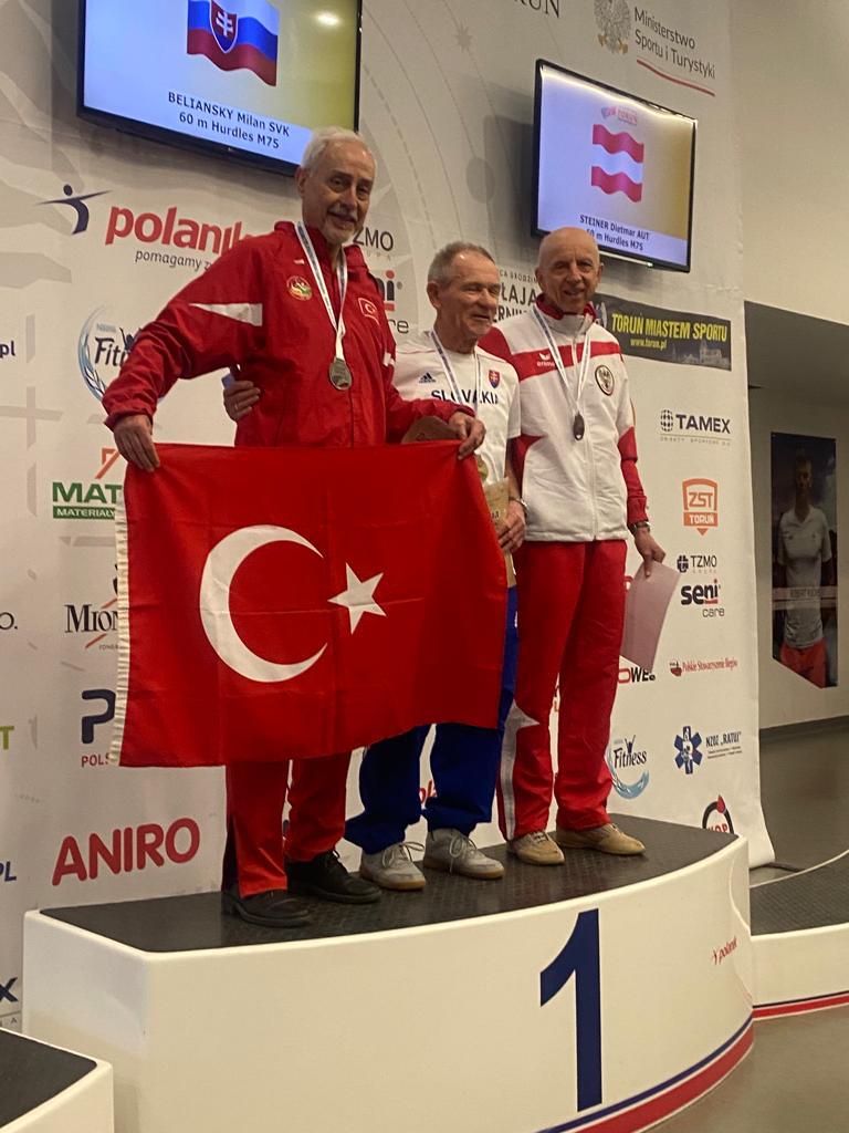 DÜNYA VE AVRUPA ŞAMPİYONU MASTER ATLETİMİZ DR. MURAT KAÇAR MİLLİ FORMAYLA SAHNEDE 31 Ocak – 1 Şubat 2026 tarihlerinde Bursa Osmangazi Atletizm Salonu’… DÜNYA VE AVRUPA ŞAMPİYONU MASTER ATLETİMİZ DR. MURAT KAÇAR MİLLİ FORMAYLA SAHNEDE 31 Ocak – 1 Şubat 2026 tarihlerinde Bursa Osmangazi Atletizm Salonu’…