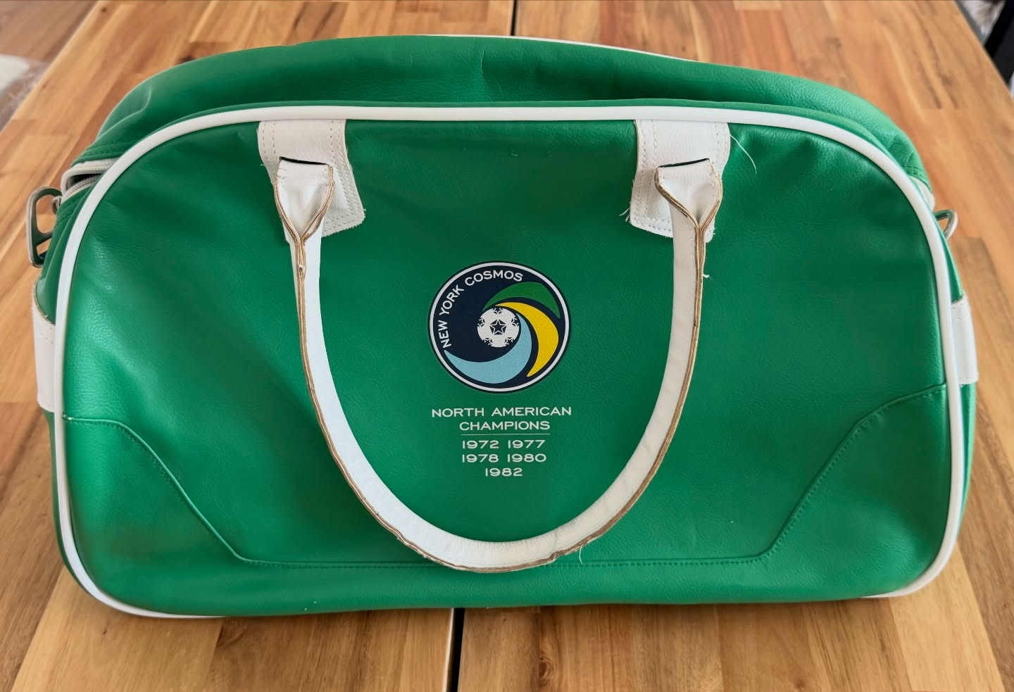 New York Cosmos Umbro Travel Bag (c.1984) – Vintage NASL Era
A rare and highly collectible New York Cosmos travel bag from the golden era of the North American Soccer League.
Produced by Umbro in the early 1980s, this style of holdall was used by players and staff during the club’s most iconic period—an era synonymous with global stars and the rise of football in the United States.
The bag features the classic Cosmos crest alongside a list of their NASL championship-winning years, making it a standout display piece as well as a functional vintage item.
Details:
• Original Umbro branding
• New York Cosmos crest with honours (1972, 1977, 1978, 1980, 1982)
• Classic green and white colourway
• Detachable shoulder strap included
• Zip compartments intact
So many different zip compartments
Really nice metal feet
One of the coolest football pieces I’ve ever found
A genuine piece of football history from one of the most iconic clubs of all time: New York Cosmos.
#newyorkcosmos #nasl #umbro #vintage #football