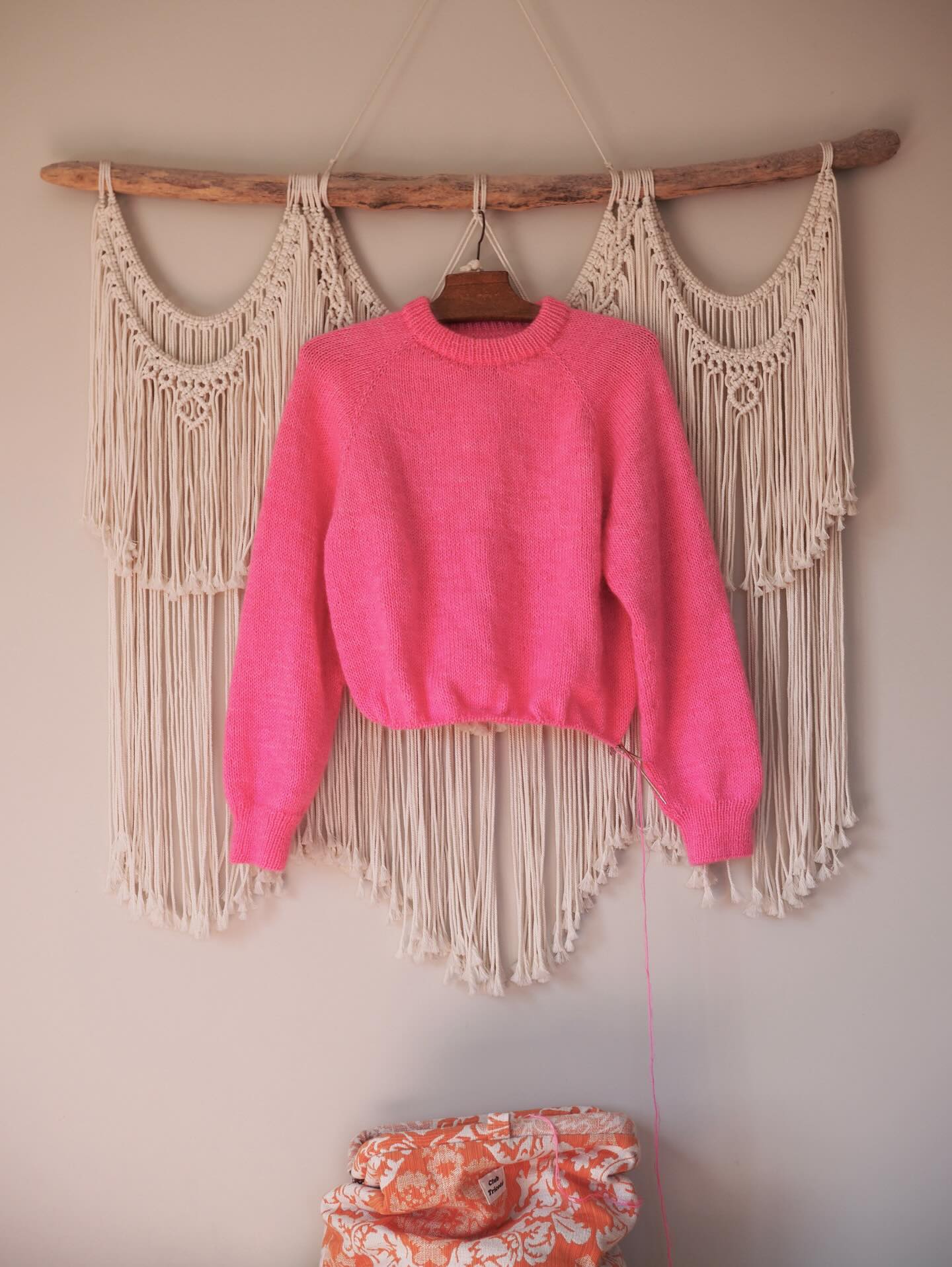 Je suis à un bord côtes du bas du corps d’avoir fini mon pull LUZ.
Luz se entièrement en rond sans coutures. Il se commence directement par le col puis des rangs raccourcis pour creuser l’encolure et des augmentations raglans.
Je le tricote avec un fil d’épaisseur sport et un fil lace mohair et soie. 🎟️ Et j’ai exactement le bon échantillon, mais cette version sera plus dense et chaude que les deux premières versions en double fil mohair et soie.
Je suis entrain de mettre à jour la fiche en même temps que je le tricote en y ajoutant l’option manches droites larges. Et les différentes options de fils dans lesquelles j’ai déjà tricoté mes 3 versions.
🌷 Retrouvez La Fiche tricot en 8 tailles en français et en anglais sur Ravelry et www.AtelierEmilie.com
Fils . SAM et KMS @yarnbysimone
__________________________________
#atelieremiliedesigns #pullluz
Tricot Knit knitting tricot
Pull