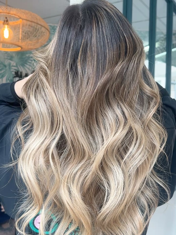 Passer d’un full blond à quelque chose de plus naturel… sans perdre la lumière
L’objectif ici : retrouver de la profondeur et un résultat plus doux, tout en conservant de l’éclaircissement pour garder de la luminosité.
Un vrai travail d’équilibre entre la base naturelle et les mèches pour un résultat plus harmonieux et facile à vivre.
Chez Green Concept, nous réalisons des transformations sur mesure pour respecter vos cheveux et votre base naturelle.
💇♀️ Envie de retrouver une couleur plus naturelle sans renoncer à la lumière ?
Prenez rendez-vous avec nos expertes au salon à Combs-la-Ville