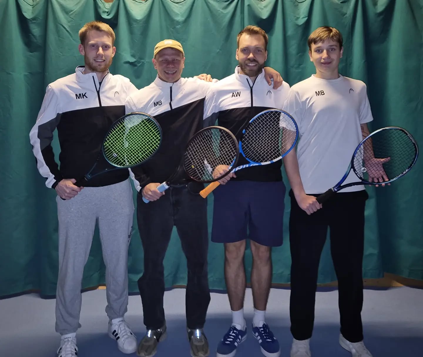 Gruppensieg und Meistertitel. Herren 1 der SPG Dettingen/Glatt gewinnen Finale gegen TC Baiersbronn mit 3:3 und zwei mehr gewonnenen Spielen. Mitgespielt haben in der WTB Winterrunde: Maurice Kreidler, Marius Beuter, Alex Wagner, (erstmals) Felix Walther, Sören Hellstern, Jannik Ruppel, Alex Merkt, Florian Ganswind und Frercks Hartwig. #spgdettingenglatt #wtbtennis